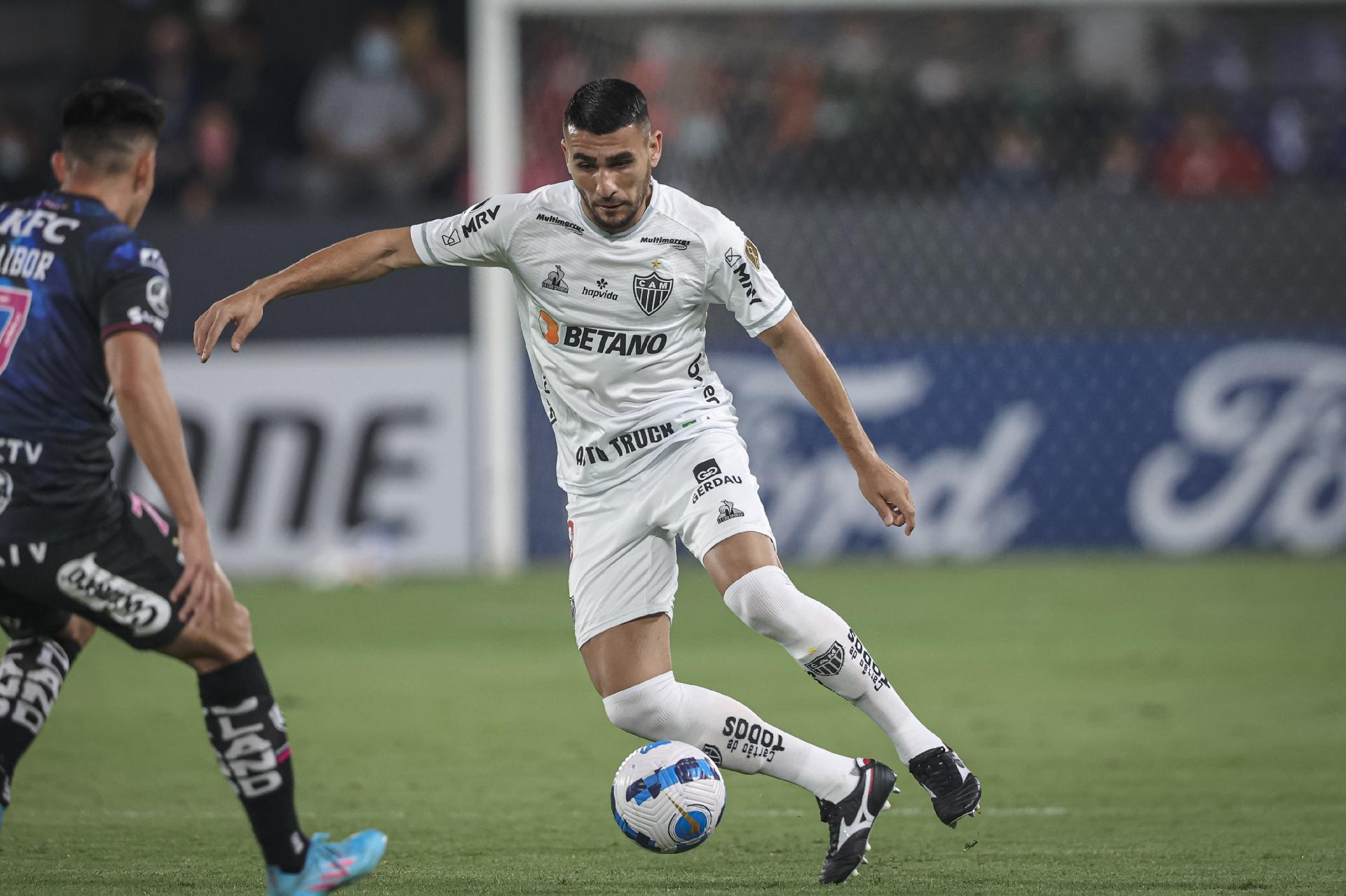 Al-Hilal bate Al-Ahli em jogo com lambança de brasileiro e show de sérvios