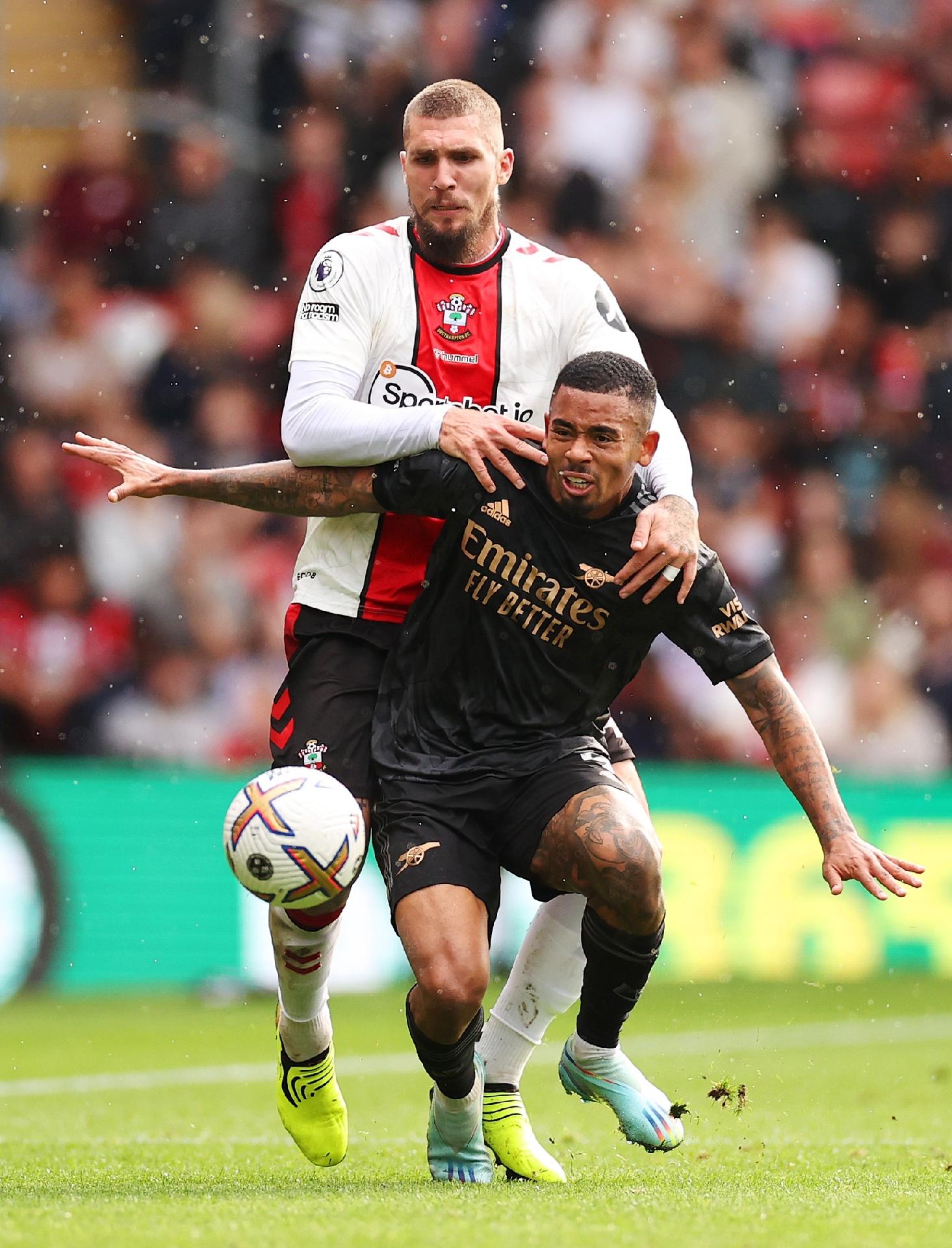 Gabriel Jesus perde chances e Arsenal só empata com Southampton no Inglês