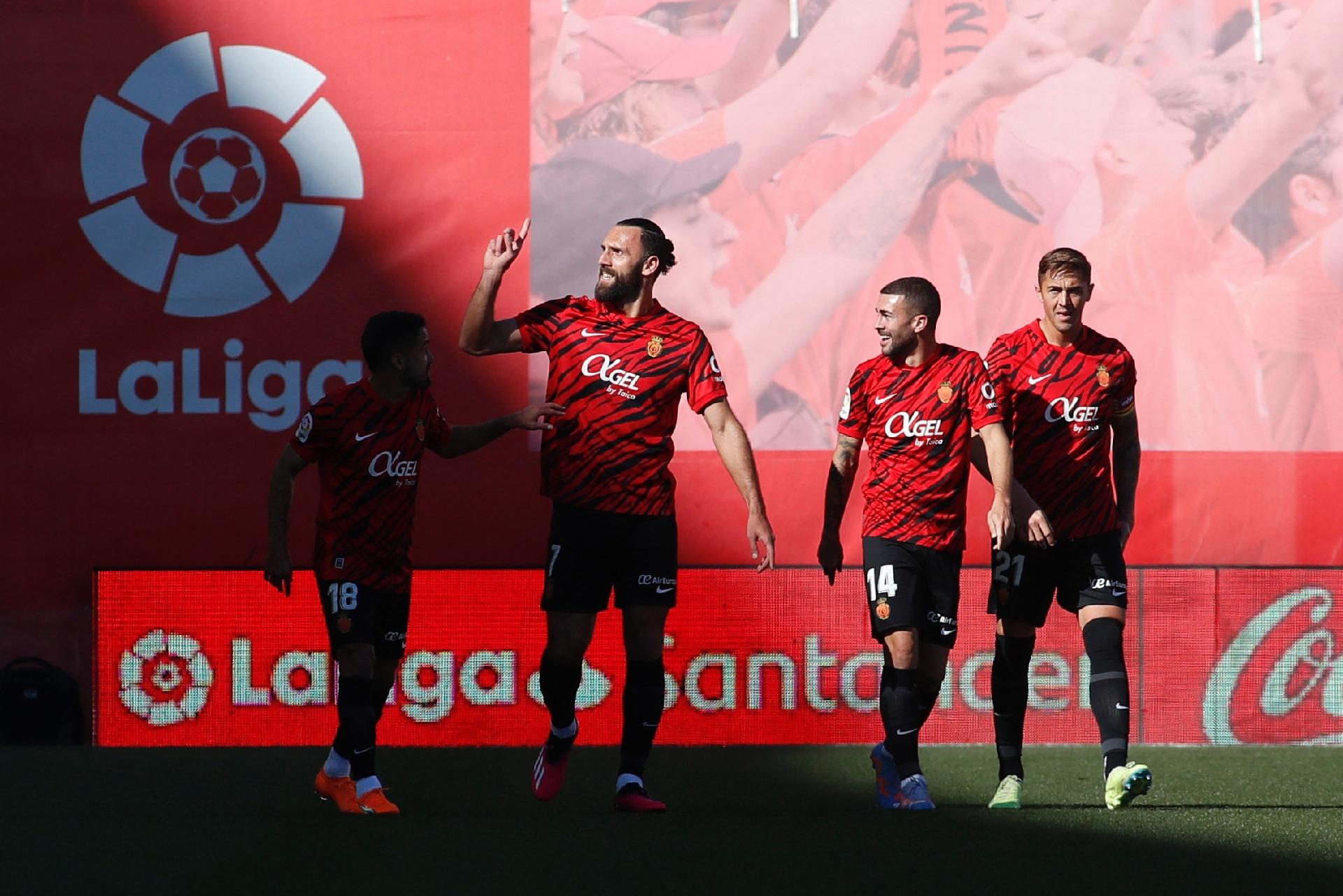 Políticos celebram o Dia Mundial do Futebol nas redes