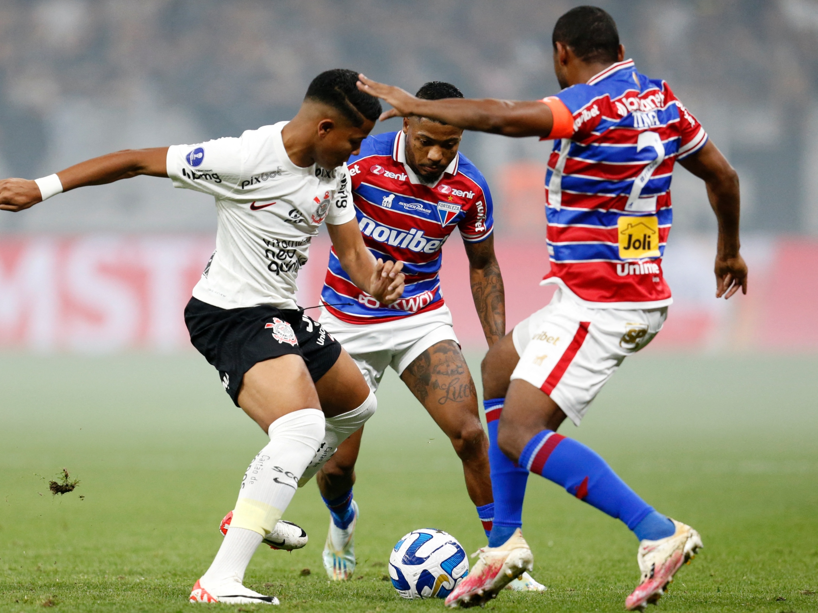 Corinthians arranca empate com Fortaleza no fim e sai da parte