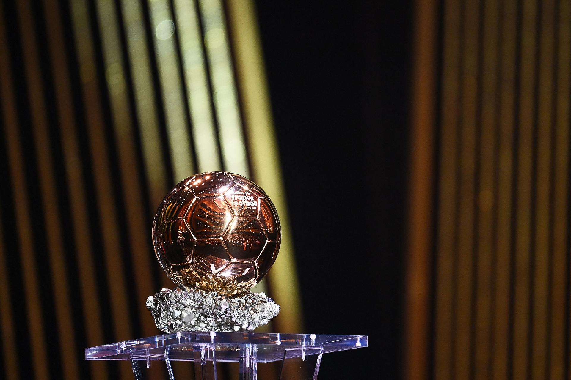 Você já ouviu falar da SUPER BOLA DE OURO? É um prêmio todo especial que  foi dado pela France Football apenas uma vez. Segue o minúsculo fio 🧵👇 -  Thread from Euro