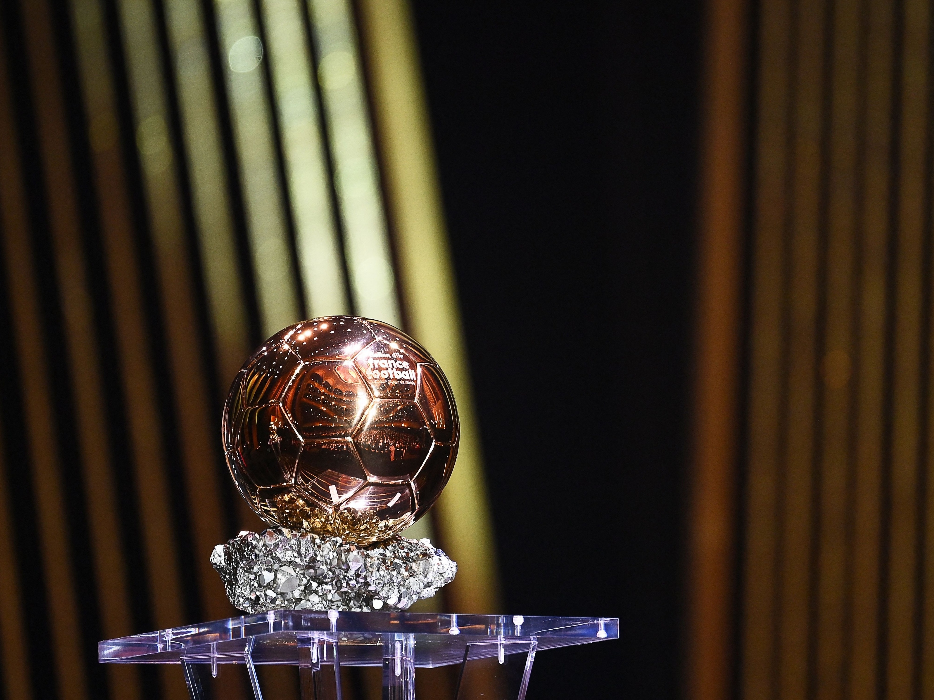Bola de Ouro: Emiliano Martínez fica com o Troféu Yashin de melhor goleiro  do mundo