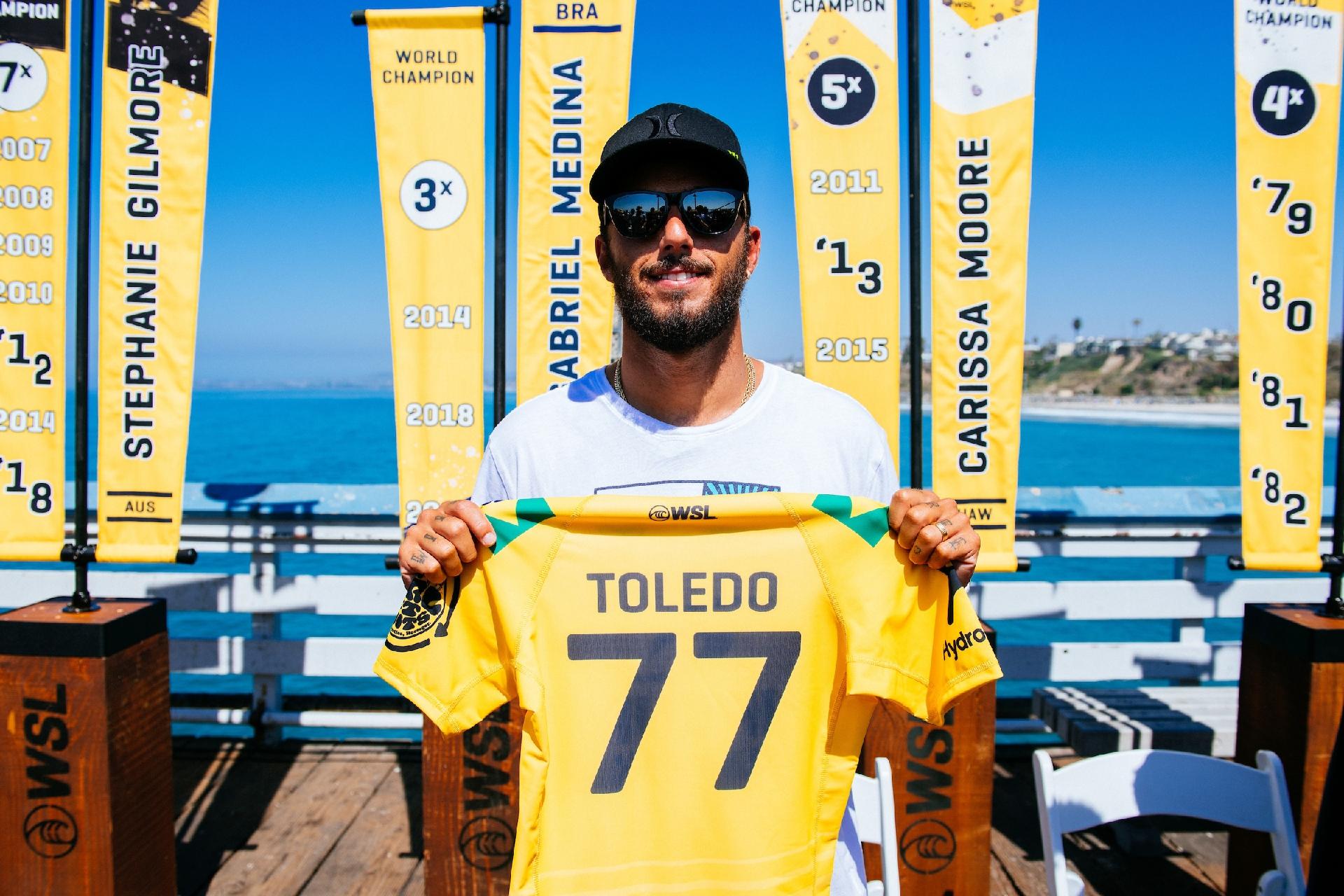 Filipe Toledo vence Italo e é campeão mundial de surfe pela 1ª vez