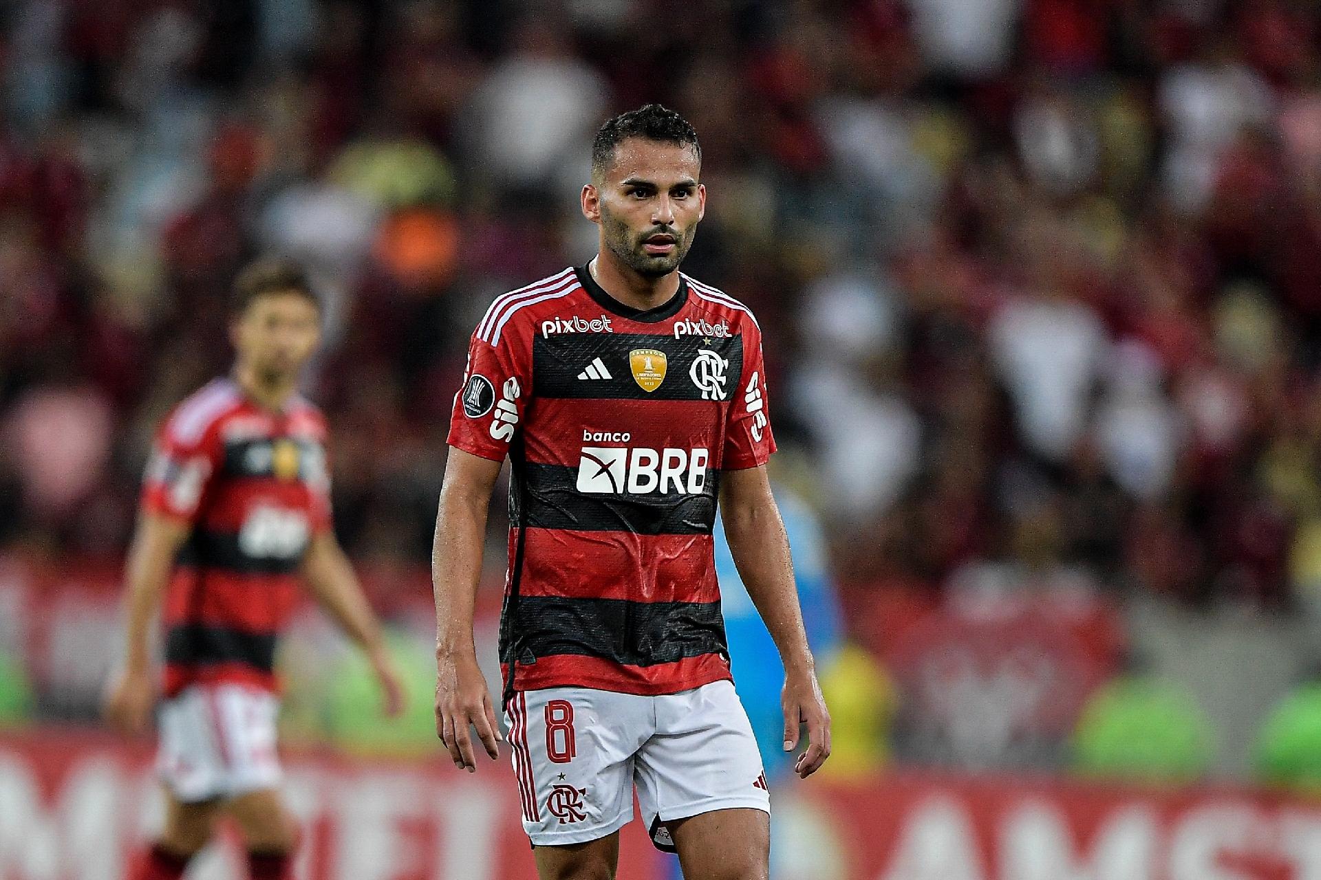 Thiago Maia escolhe música no Flamengo e avisa: 'Bola passa, jogador, não