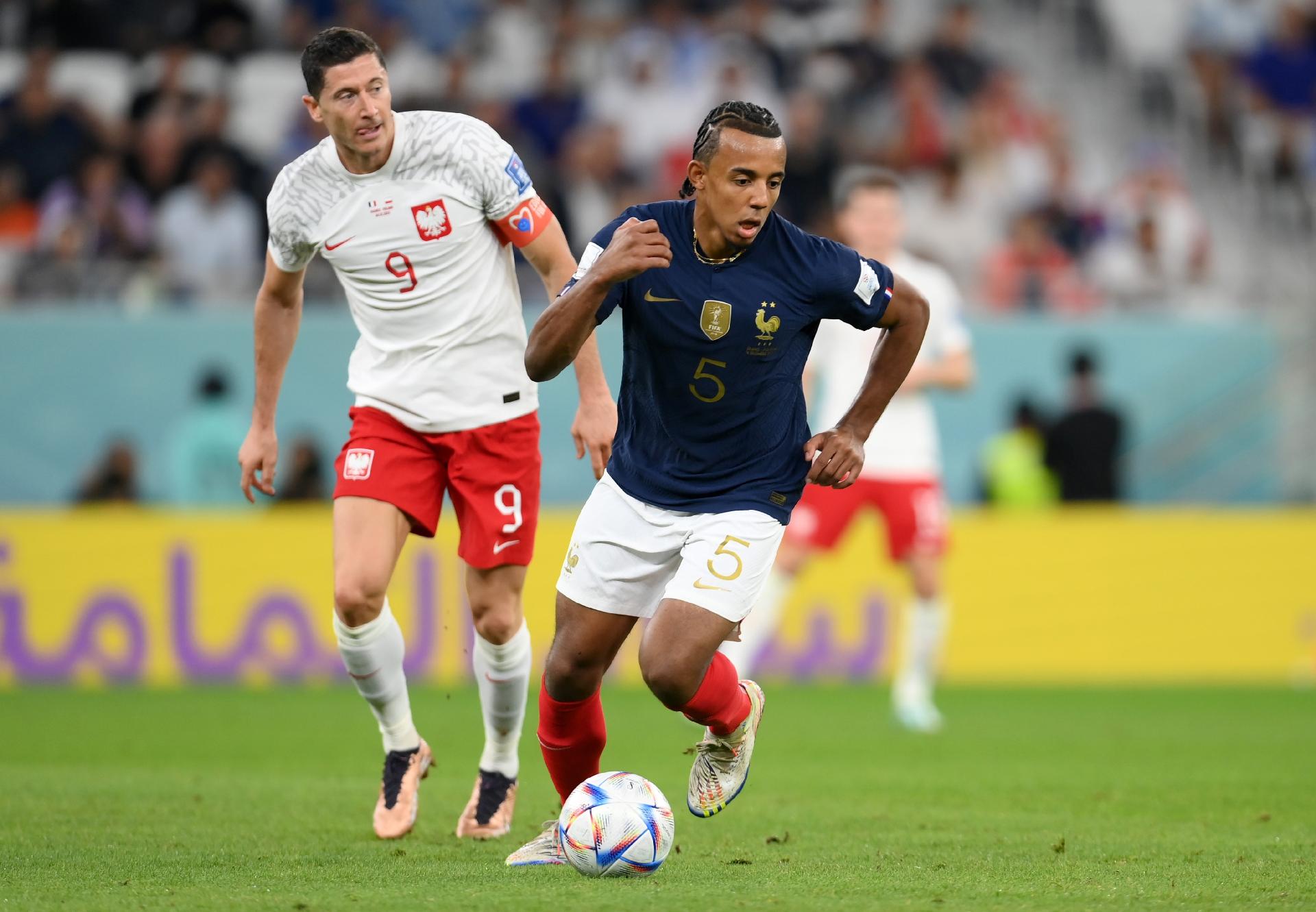 Técnico da França dá bronca em jogador no vestiário por uso de cordão na  Copa do Mundo, frança