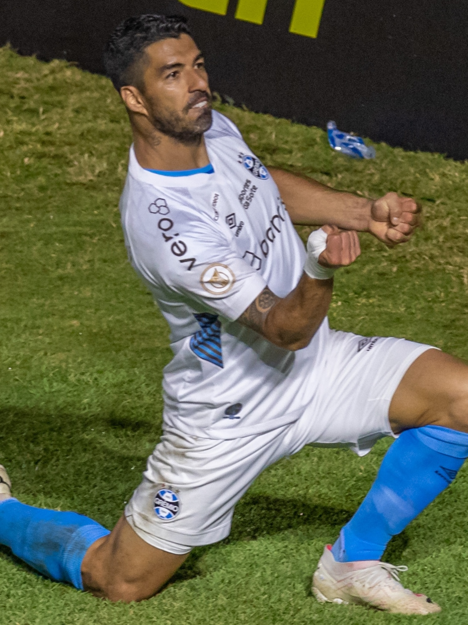 Jogadores do Botafogo são aplaudidos pelos torcedores após empate