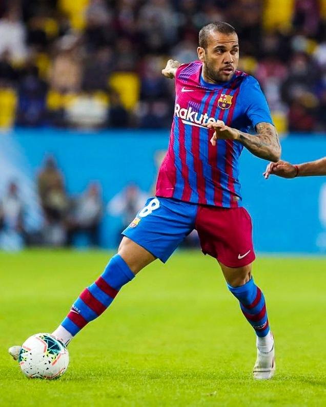 Daniel Alves reconhece dificuldade do Barcelona pelo título: 'Real