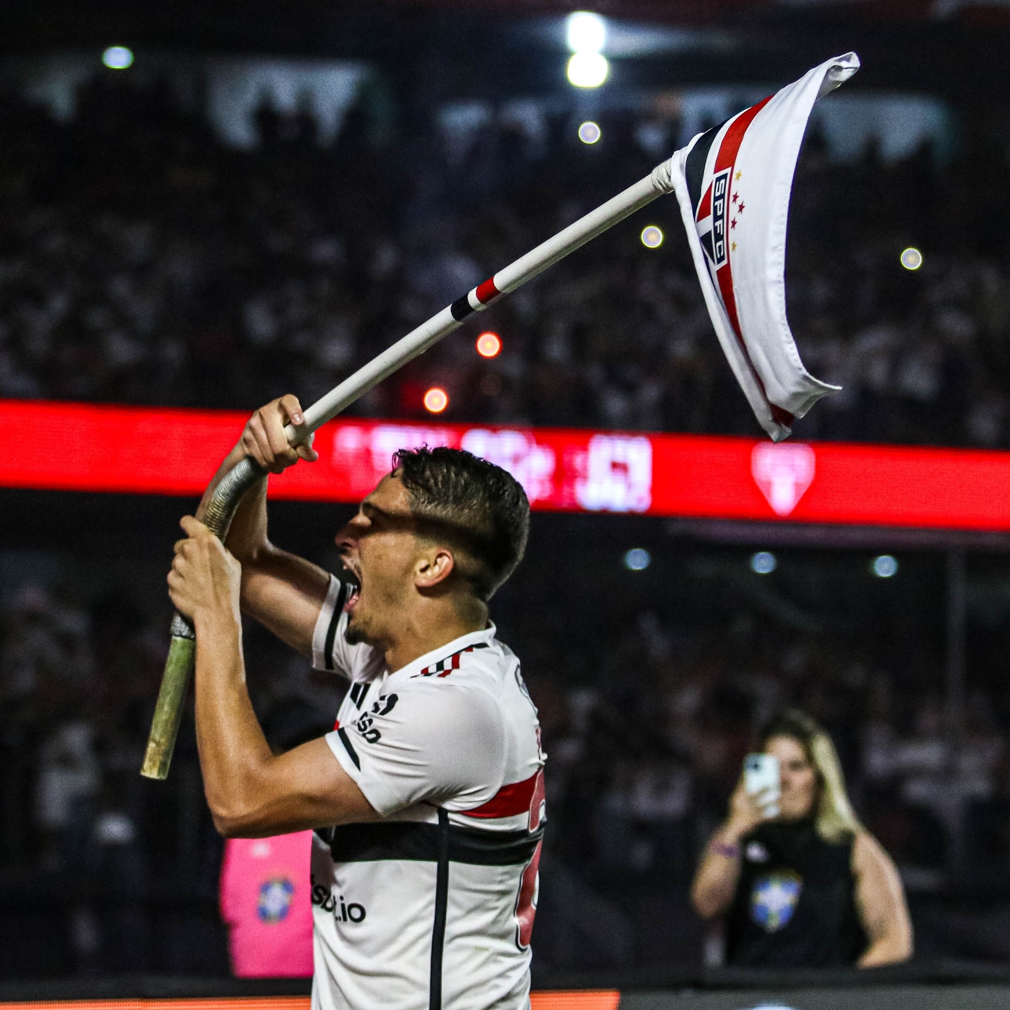 Lenda do futebol japonês, Nakamura se despede dos gramados com