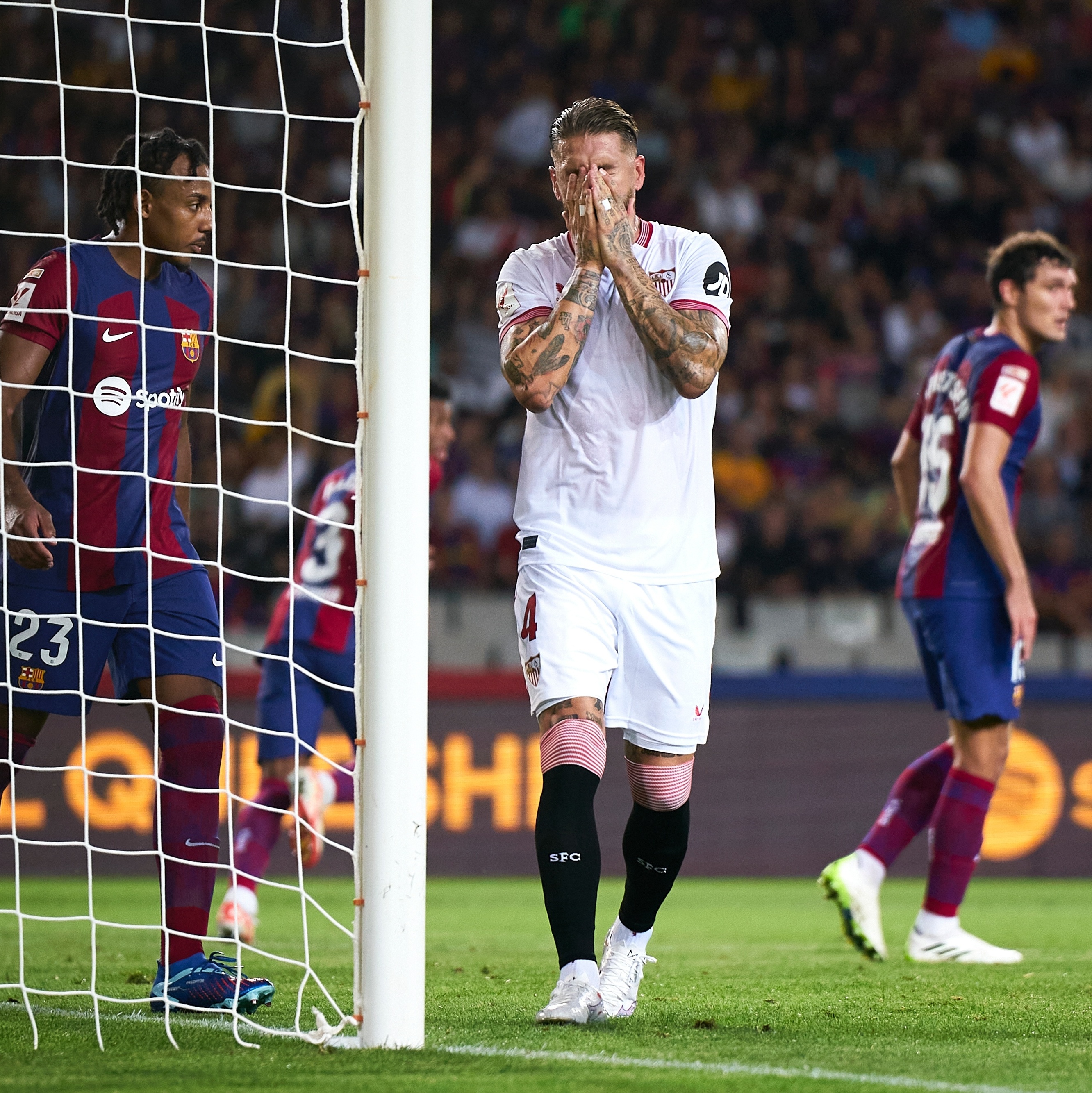 Com gol contra de Sergio Ramos, Barcelona vence Sevilla e assume a  liderança do Campeonato Espanhol