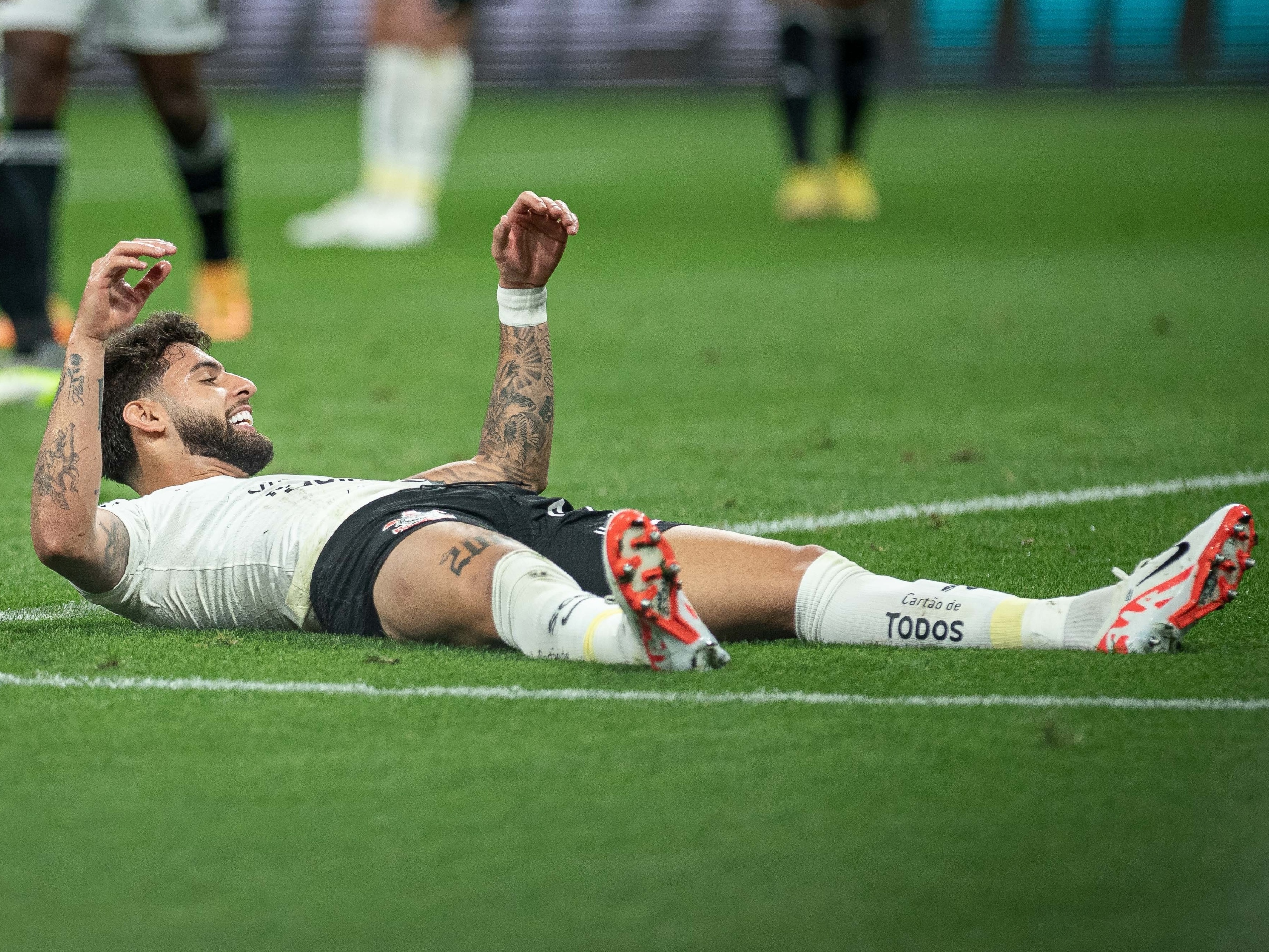 Ele não conseguiu jogar contra o Grêmio e agora preocupa a torcida do  Corinthians