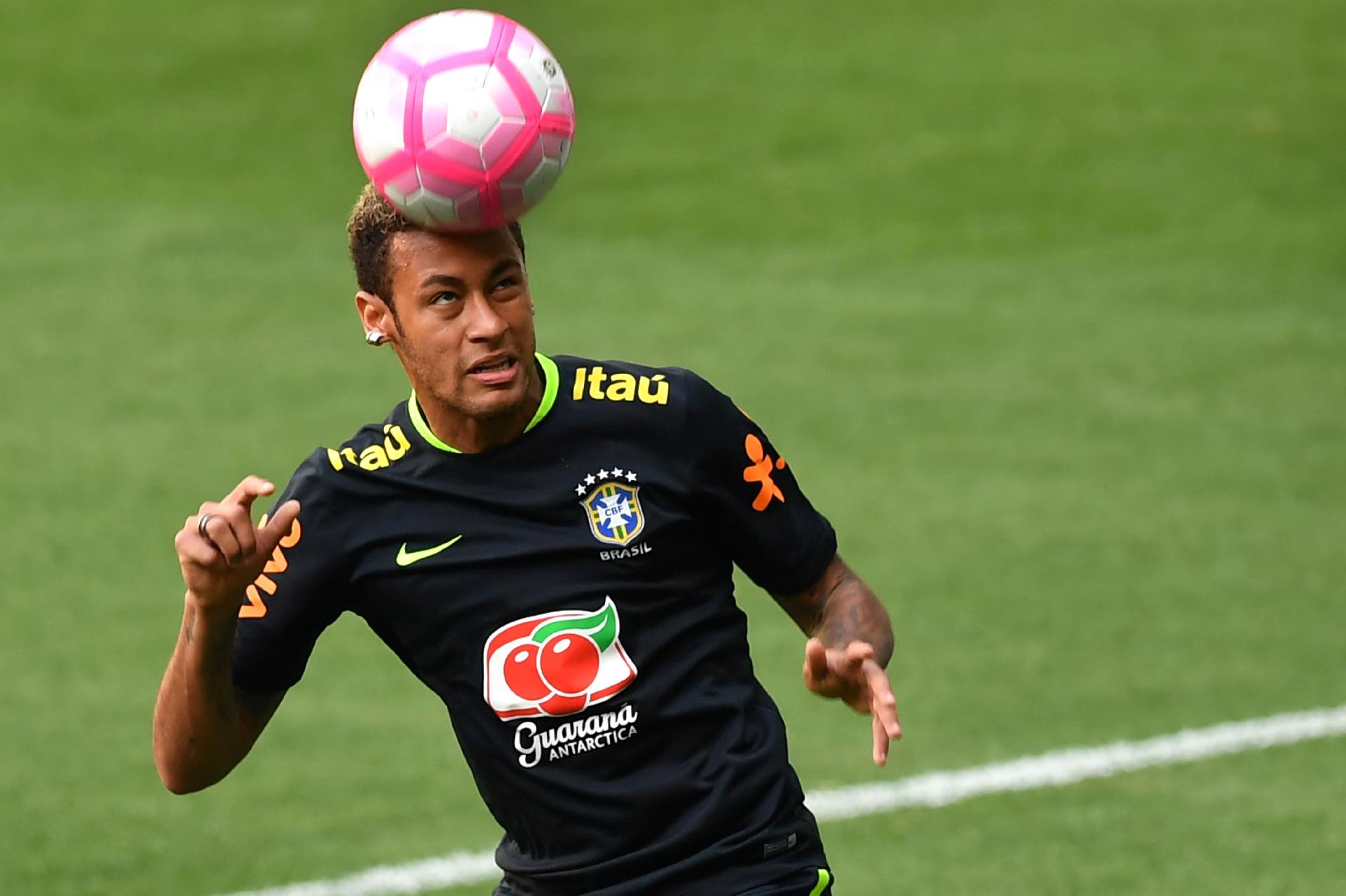 Resultado de imagem para NEYMAR COM TOCA NA CABEÇA