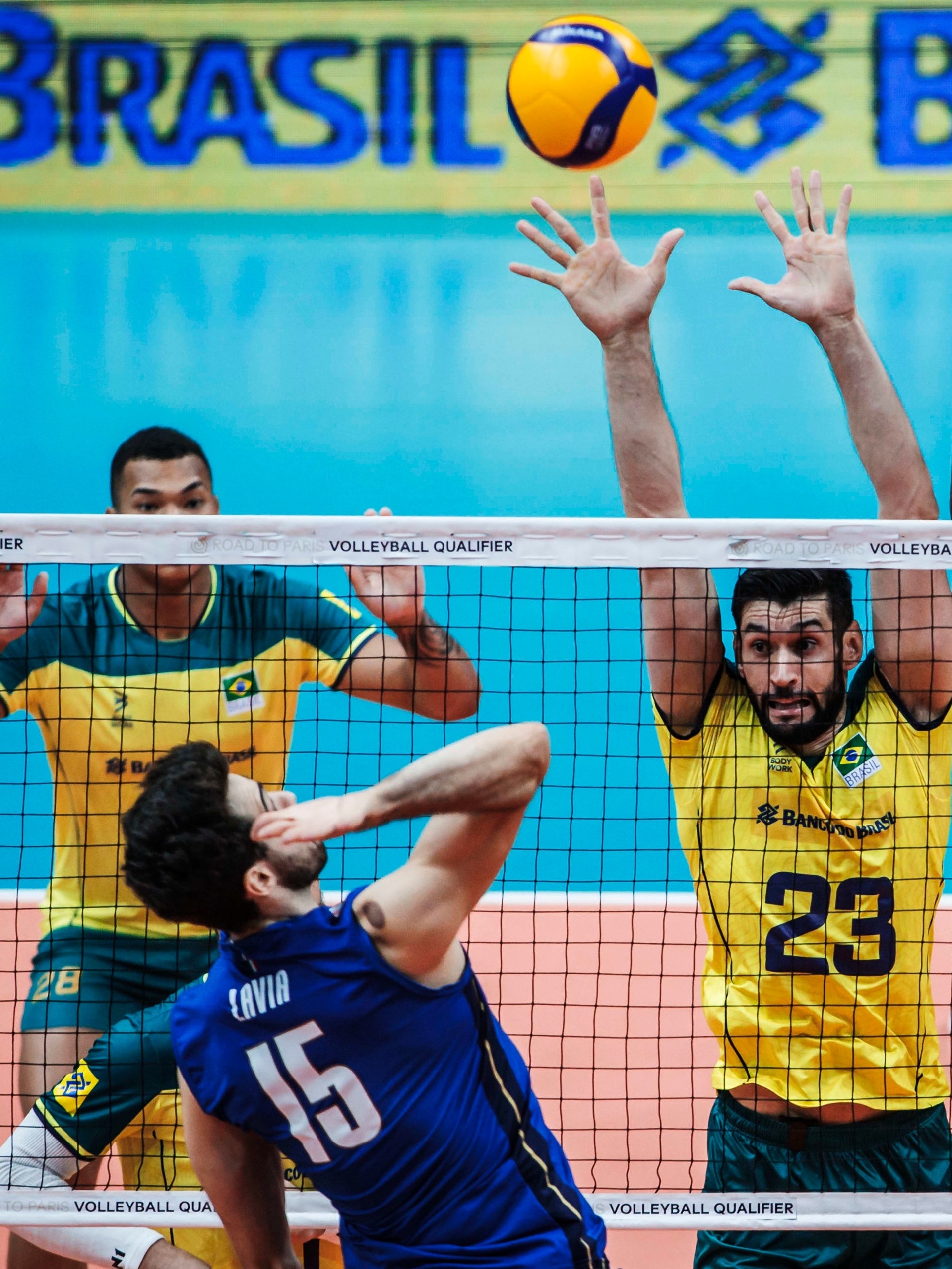 Vôlei: Brasil vence Itália no tie-break e garante vaga em Paris-2024