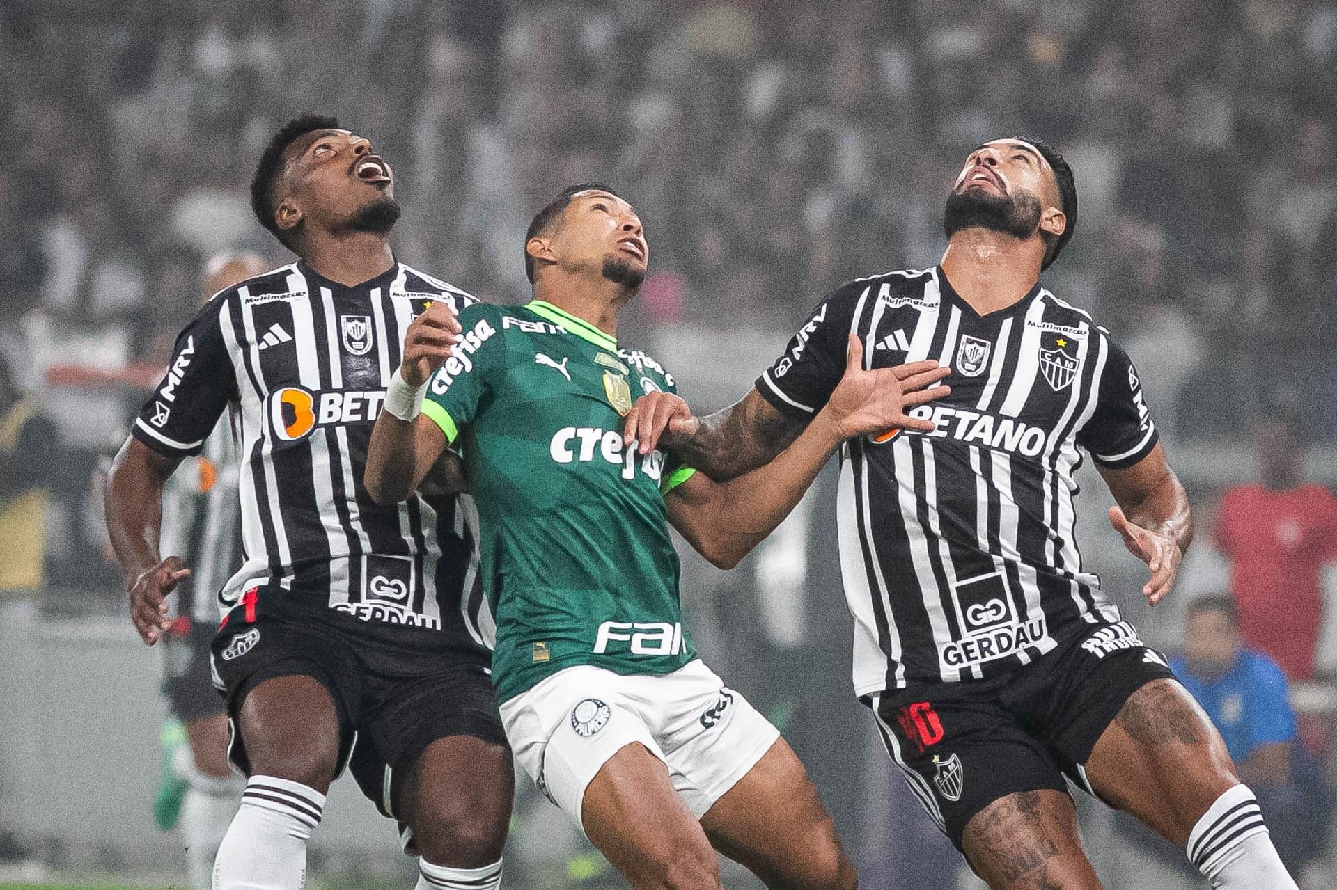 Palmeiras empata a jogar com menos um, Flamengo e Atlético Mineiro