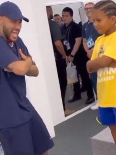 Vídeo. Filho de Kanye West celebra 'à Ronaldo