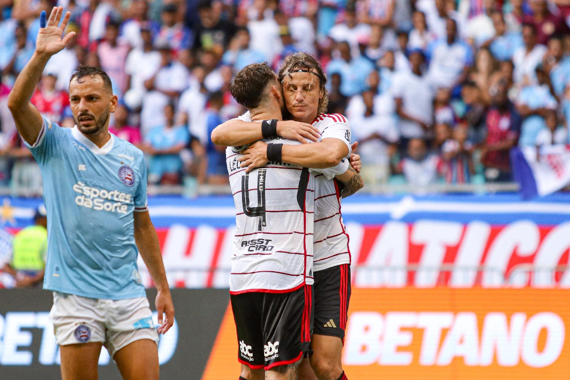 Com lances polêmicos e gols, Flamengo vence o Santos antes da