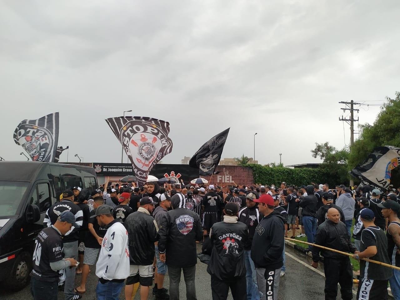 Fotos Protesto da Gaviões da Fiel organizada do Corinthians no CT