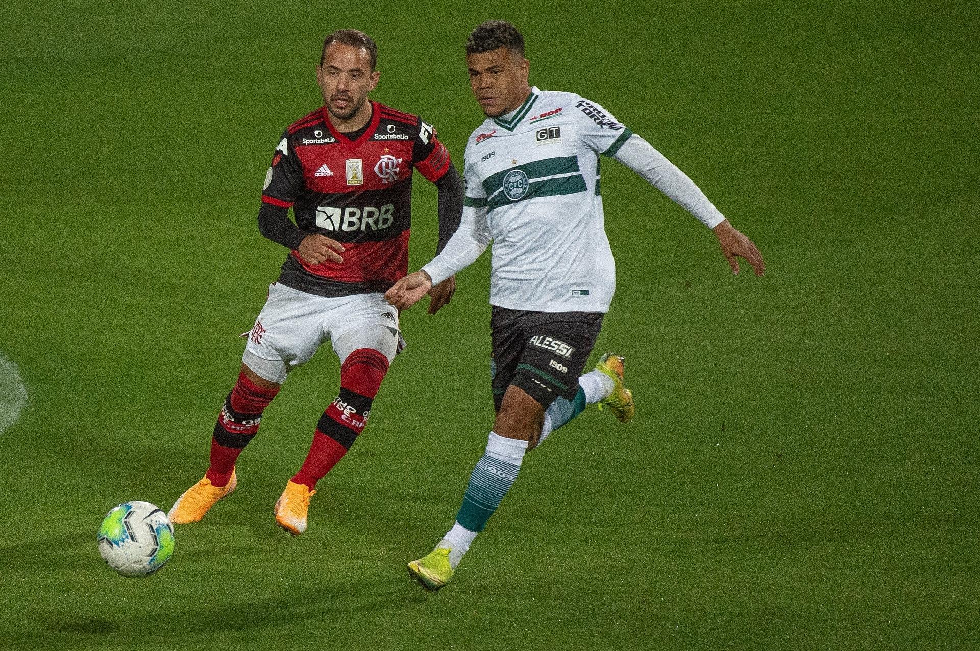 Flamengo volta a jogar bem, bate o Coritiba e dorme líder