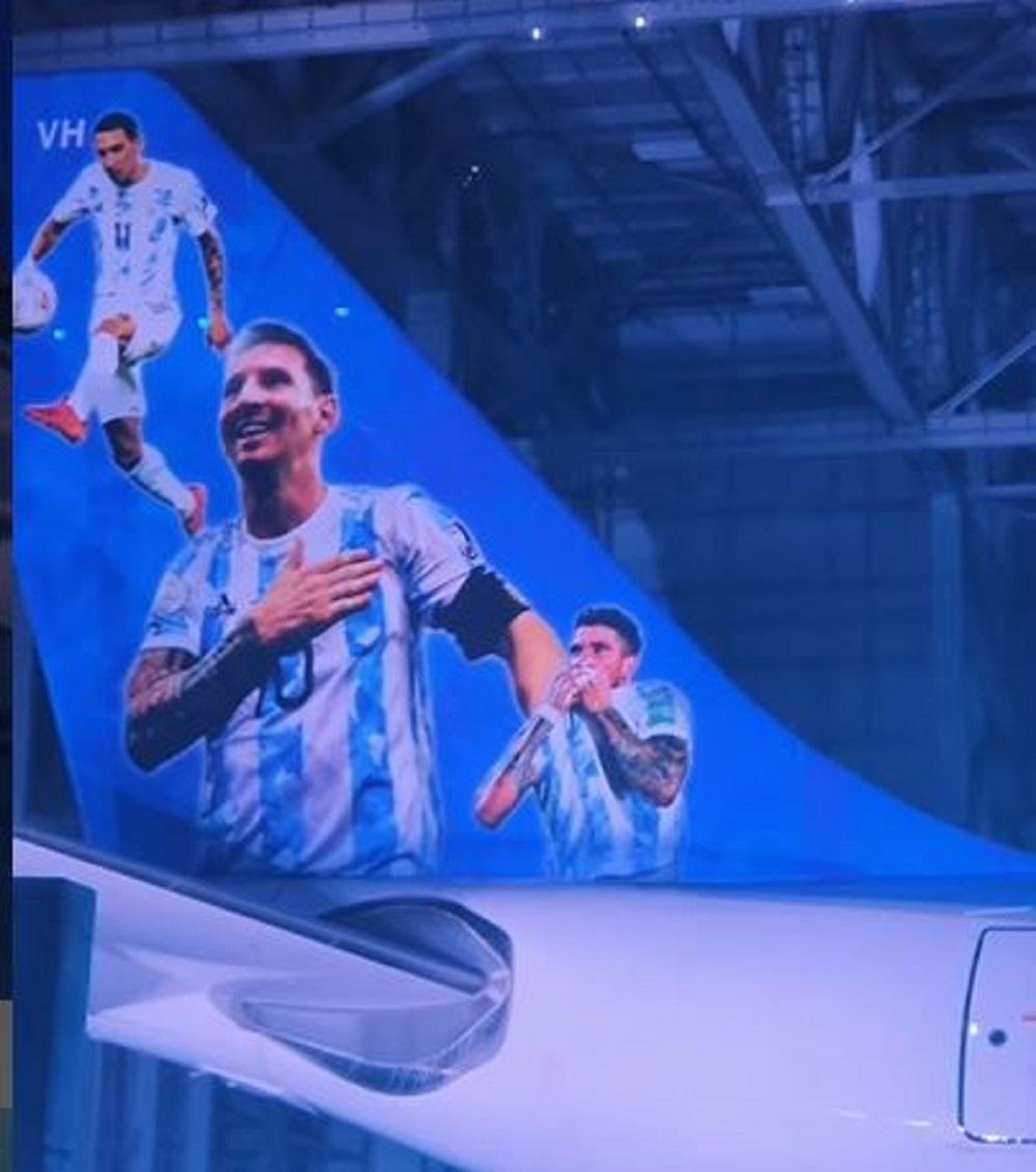 Jogadores argentinos ganham repercussão ao viajar em apertado avião para  jogo no Brasil