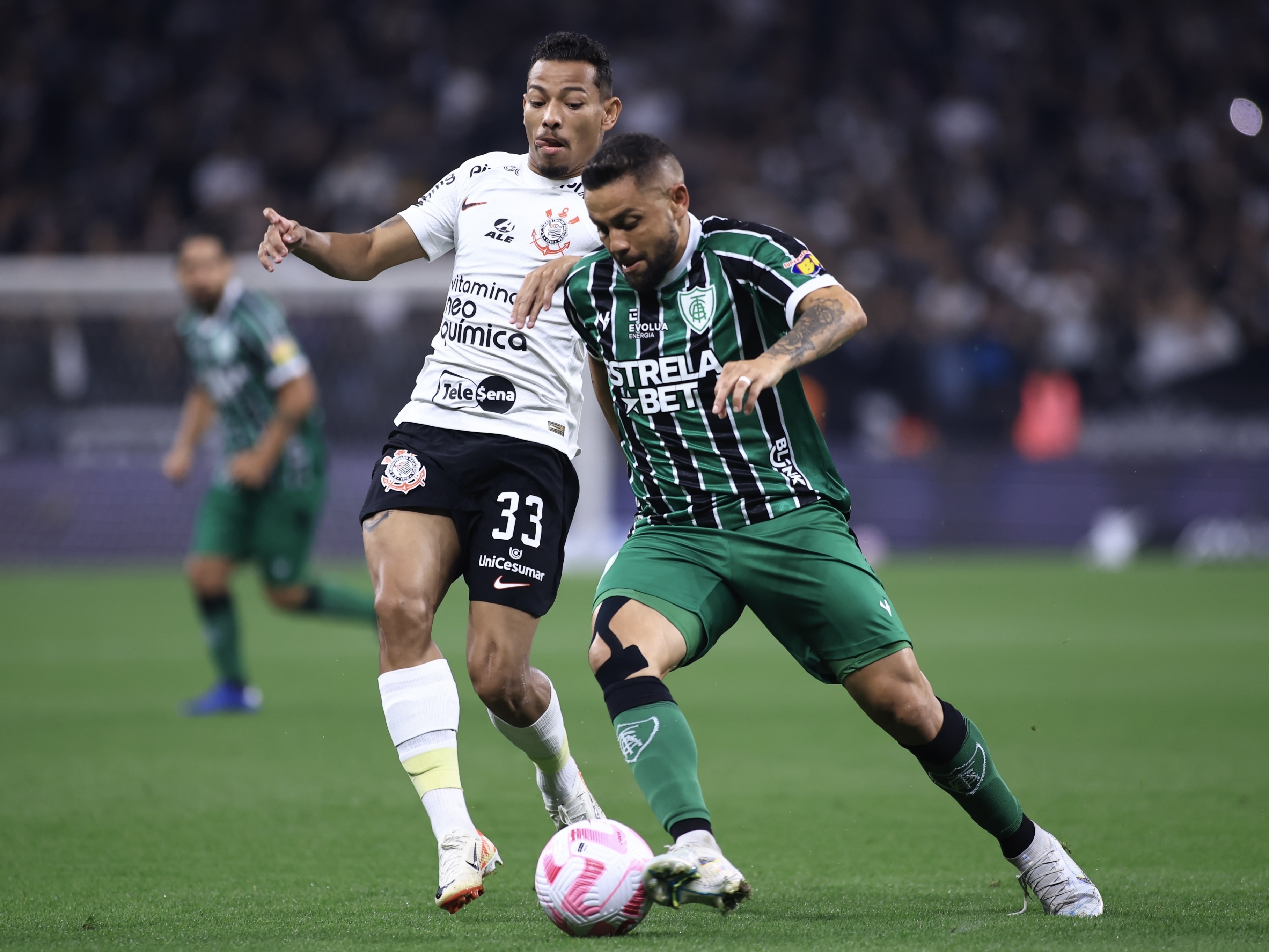 Fagner em cobrança de falta no jogo entre Corinthians e Santo André