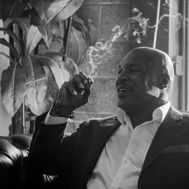 Mike Tyson é flagrado fumando tora de maconha em festival; veja