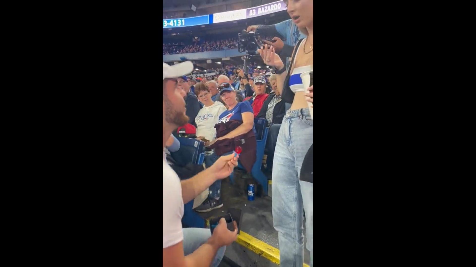 Torcedor leva tapa na cara após fazer pedido de casamento em estádio