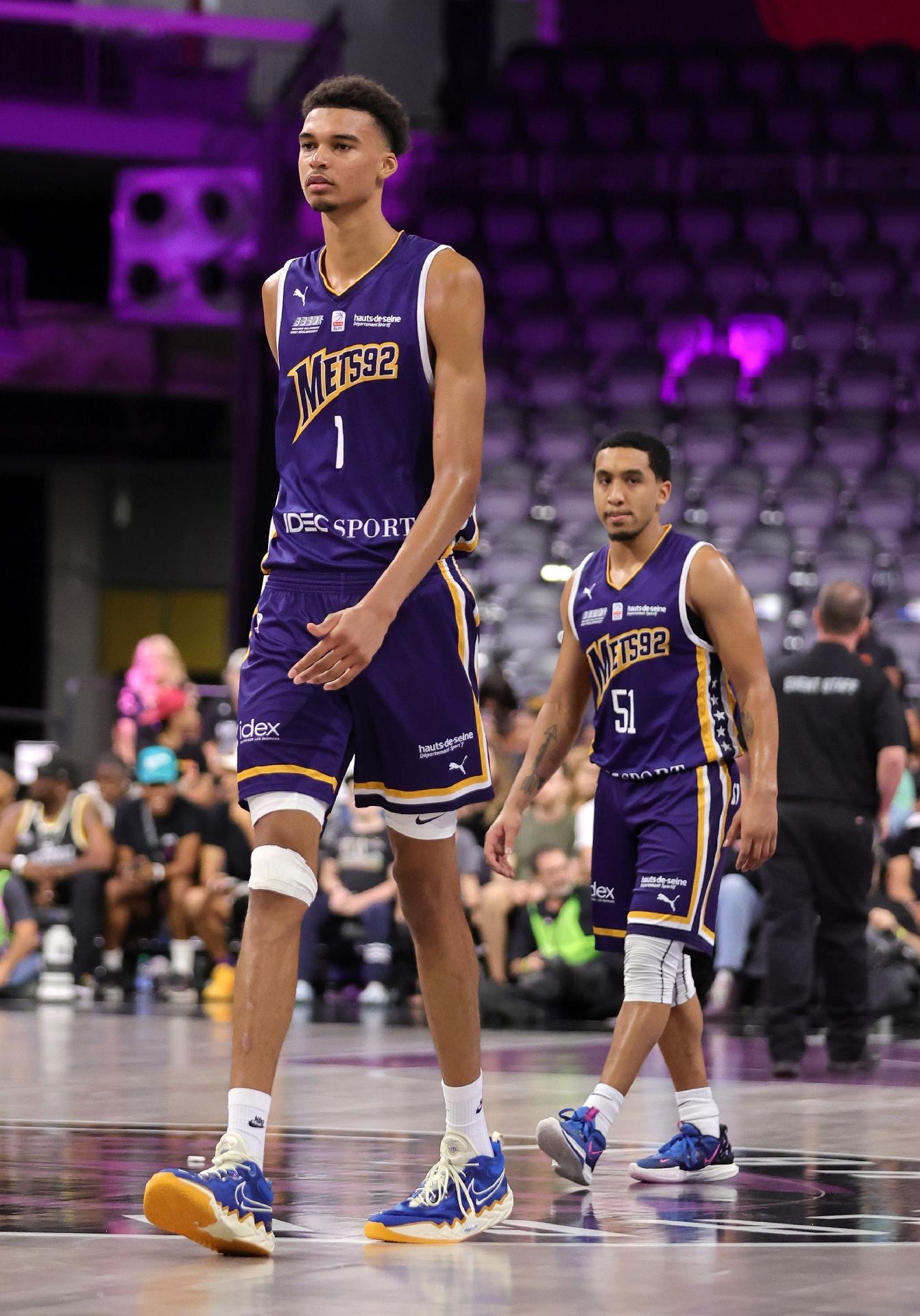 Jogador de basquete com um jogo de bola