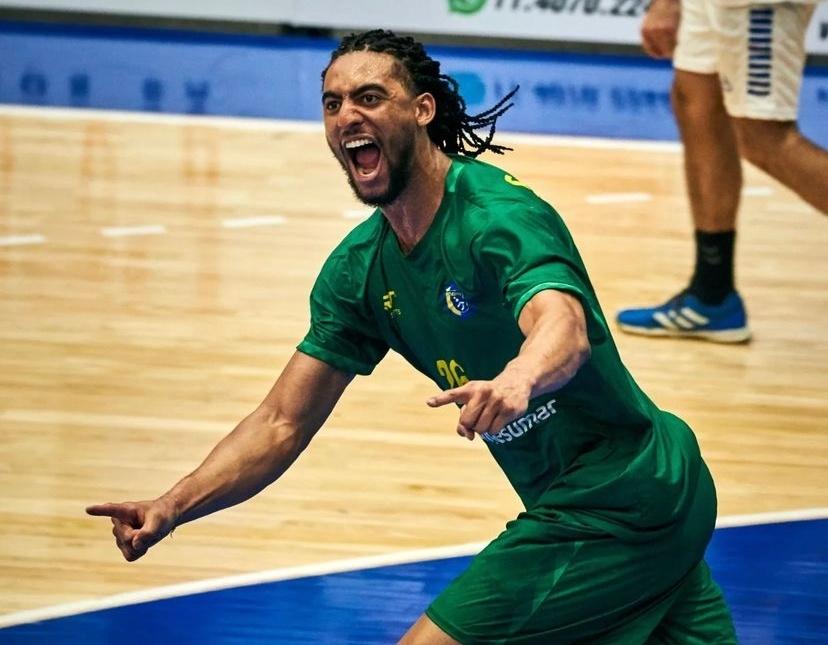 Ele vendeu bala no trem para virar jogador e hoje estreia no Mundial