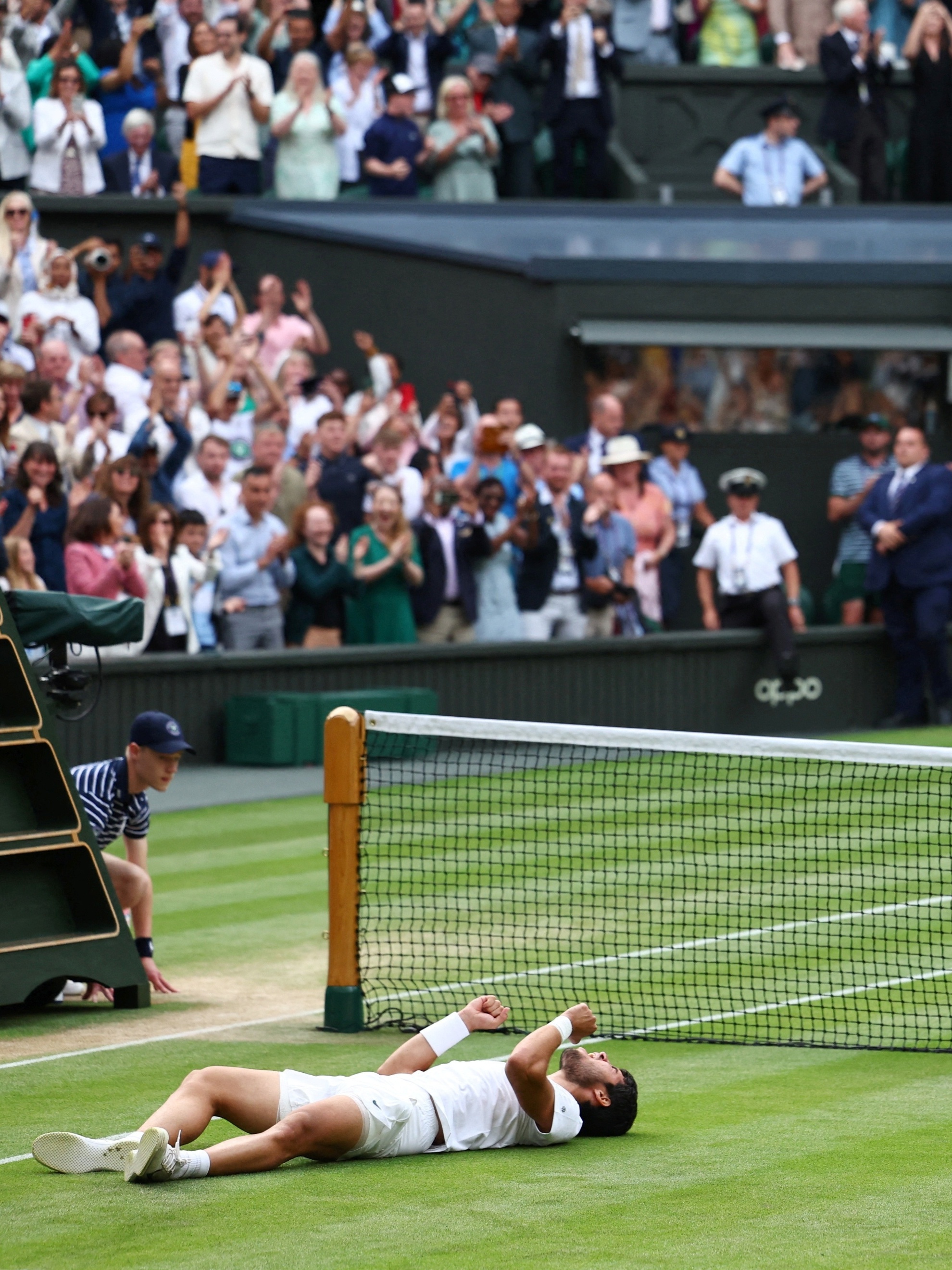 Em conclusão de jogo paralisado, Djokovic bate Nadal e vai à final de  Wimbledon