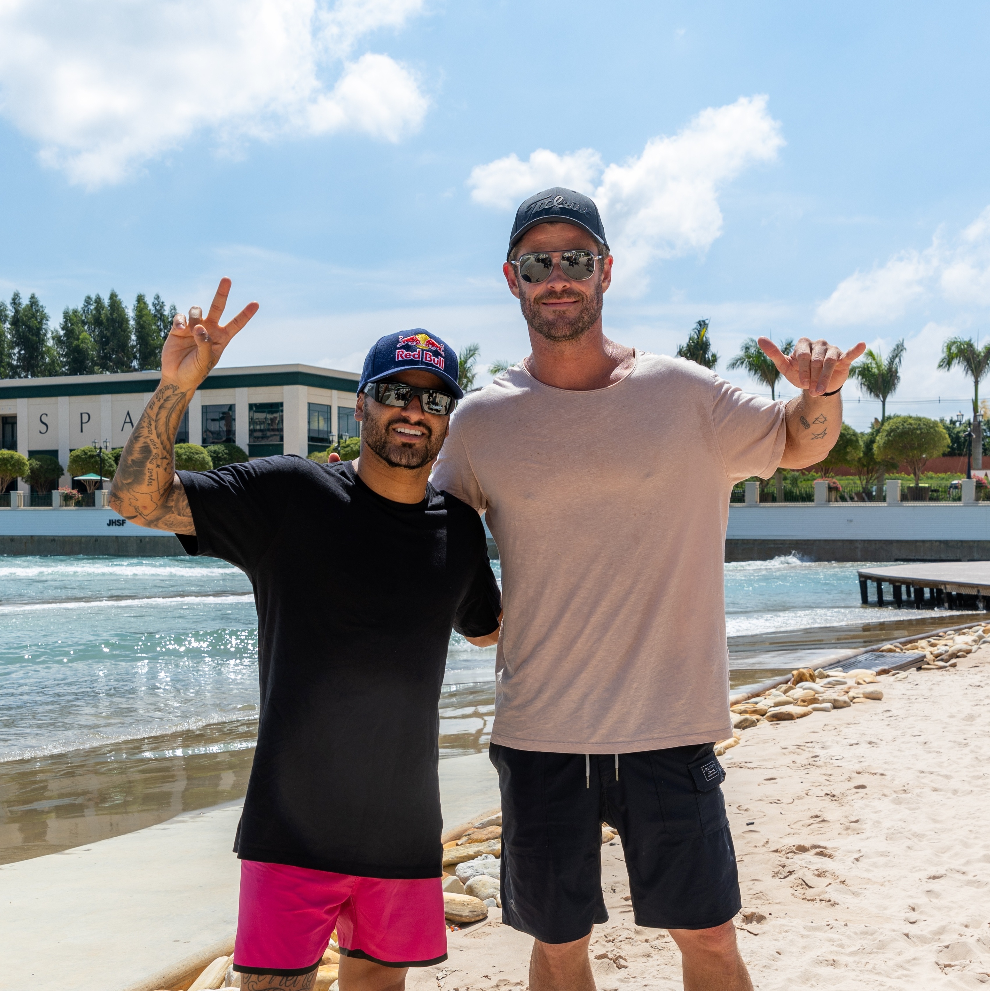 Chris Hemsworth treina em hotel em São Paulo e assusta atores de Eu  Nunca