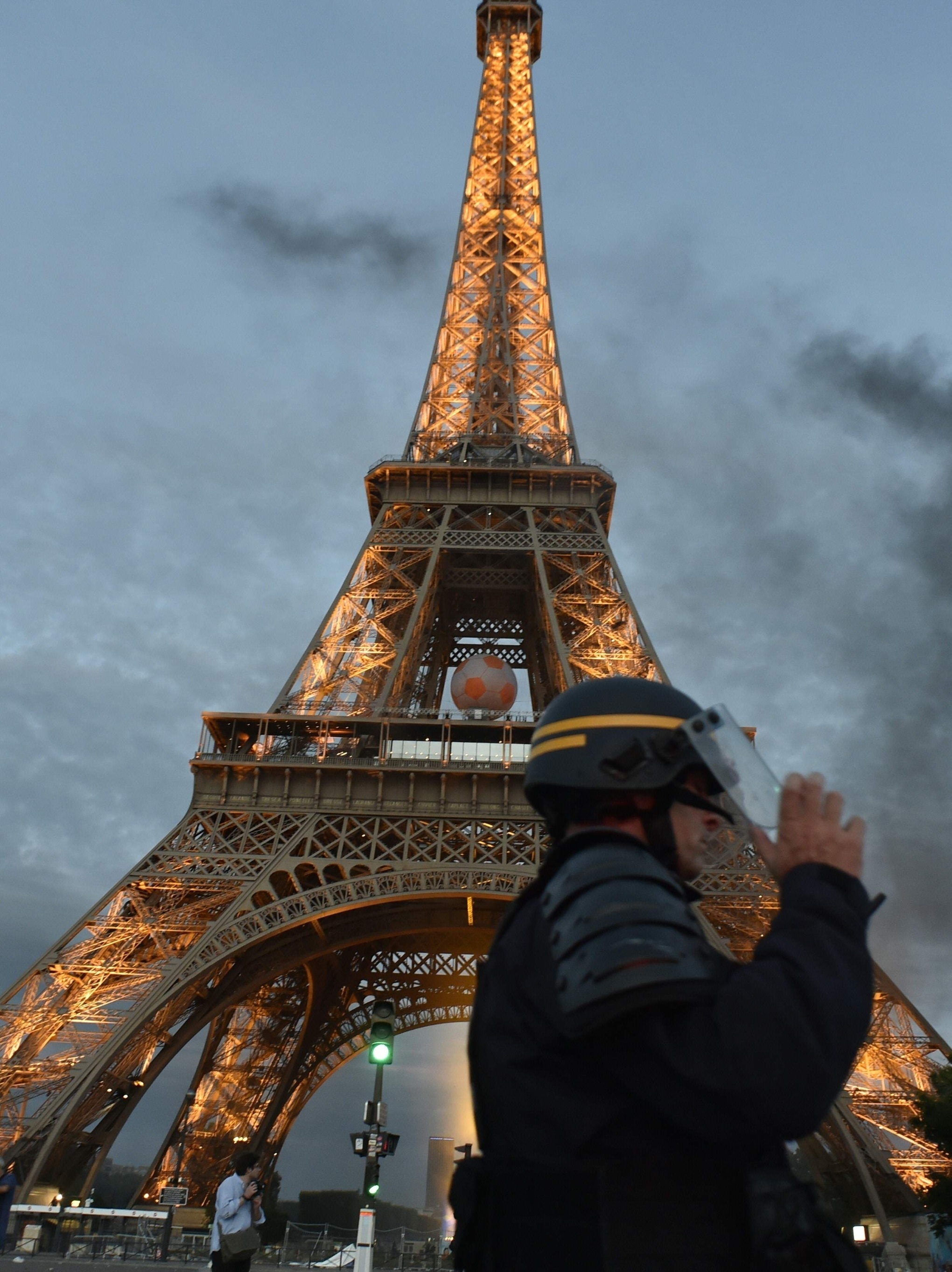 Turistas americanos bebem demais e passam noite na Torre Eiffel