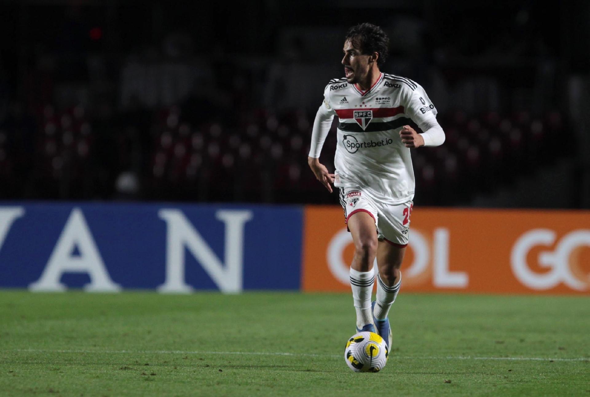 SP - Sao Paulo - 04/03/2022 - PAULISTA 2022 FINAL, PALMEIRAS X SAO PAULO -  Ze Rafael, a Palmeiras player, disputes a bid with Leo and Igor Gomes, Sao  Paulo players during