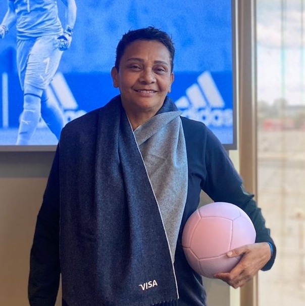 Menino Que Joga O Futebol - Tomando Um Lance Dentro Imagem de