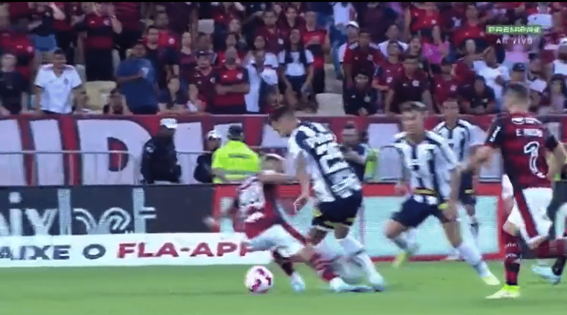 Tropeça no pé, diz VAR sobre lance polêmico em Flamengo x Santos