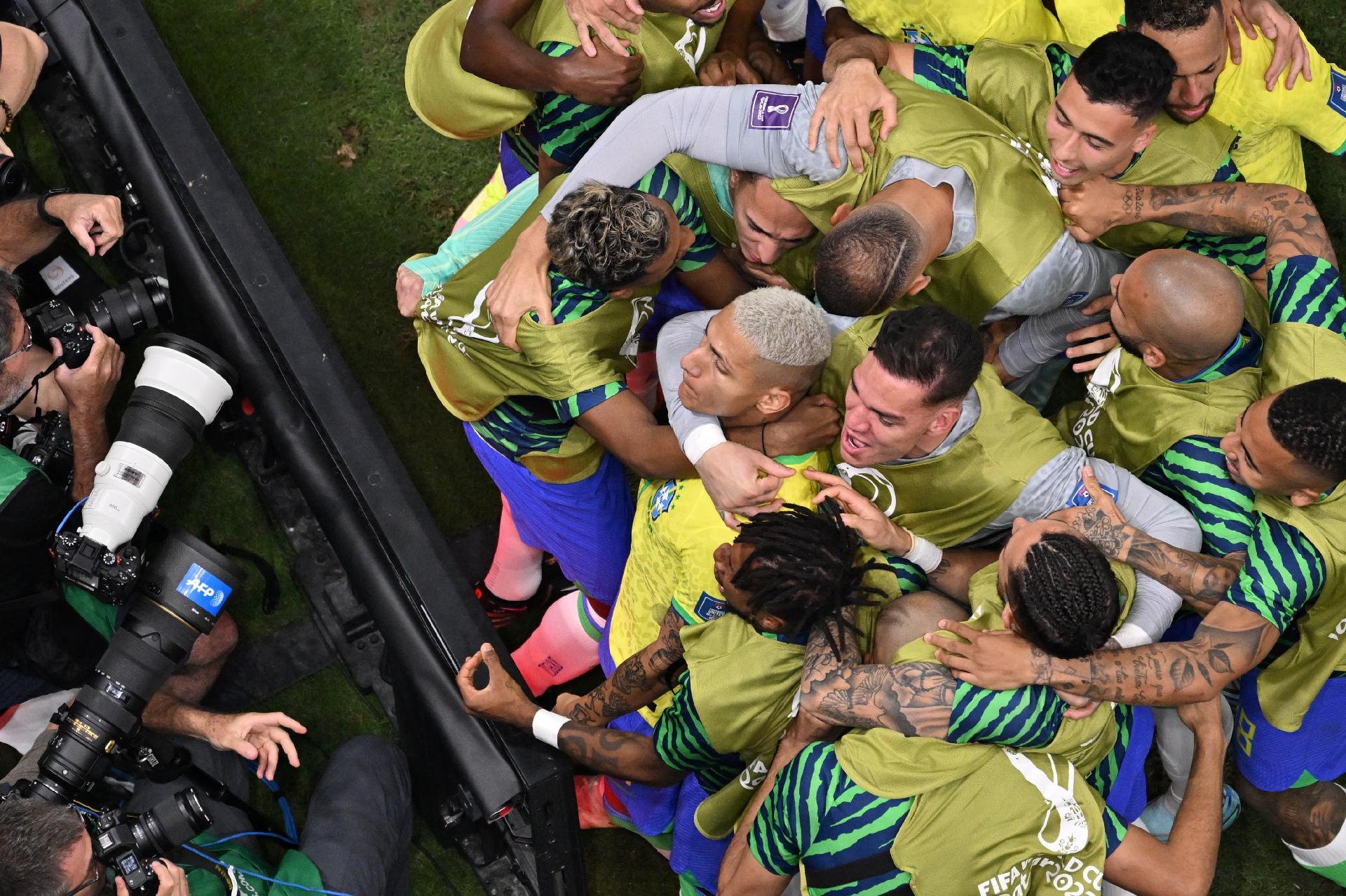 Seleção brasileira chega a 20 jogos sem derrota em estreias de Copa -  24/11/2022 - UOL Esporte