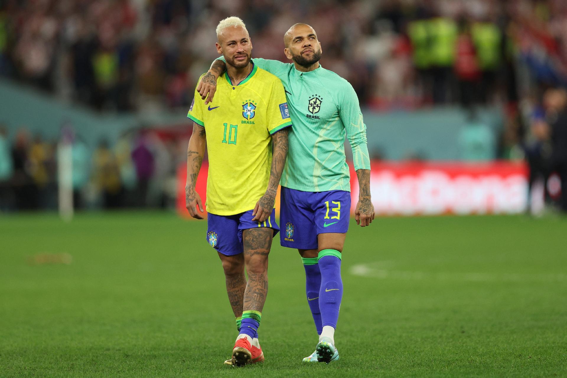 Dani Alves nega preferência por Neymar na cobrança de falta - Lance!