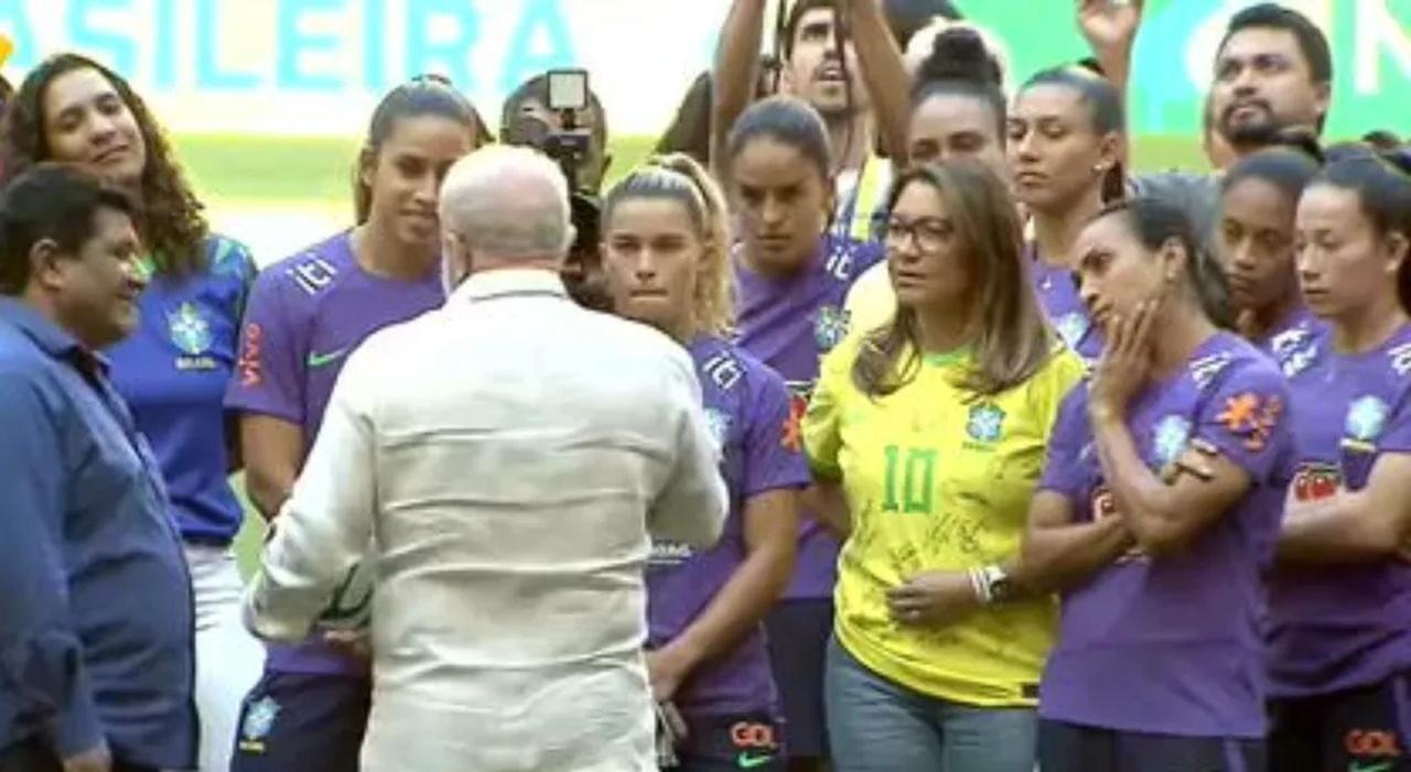 Lula assiste ao 2º jogo do Brasil na Copa em Brasília; veja fotos