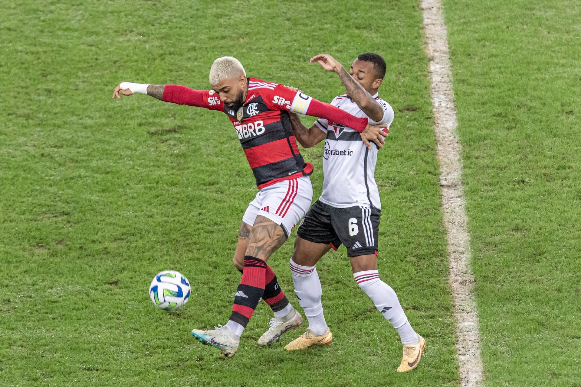 Central do Apito diz que árbitro deveria ter dado pênalti para o Santos e  anulado gol do Flamengo, brasileirão série a