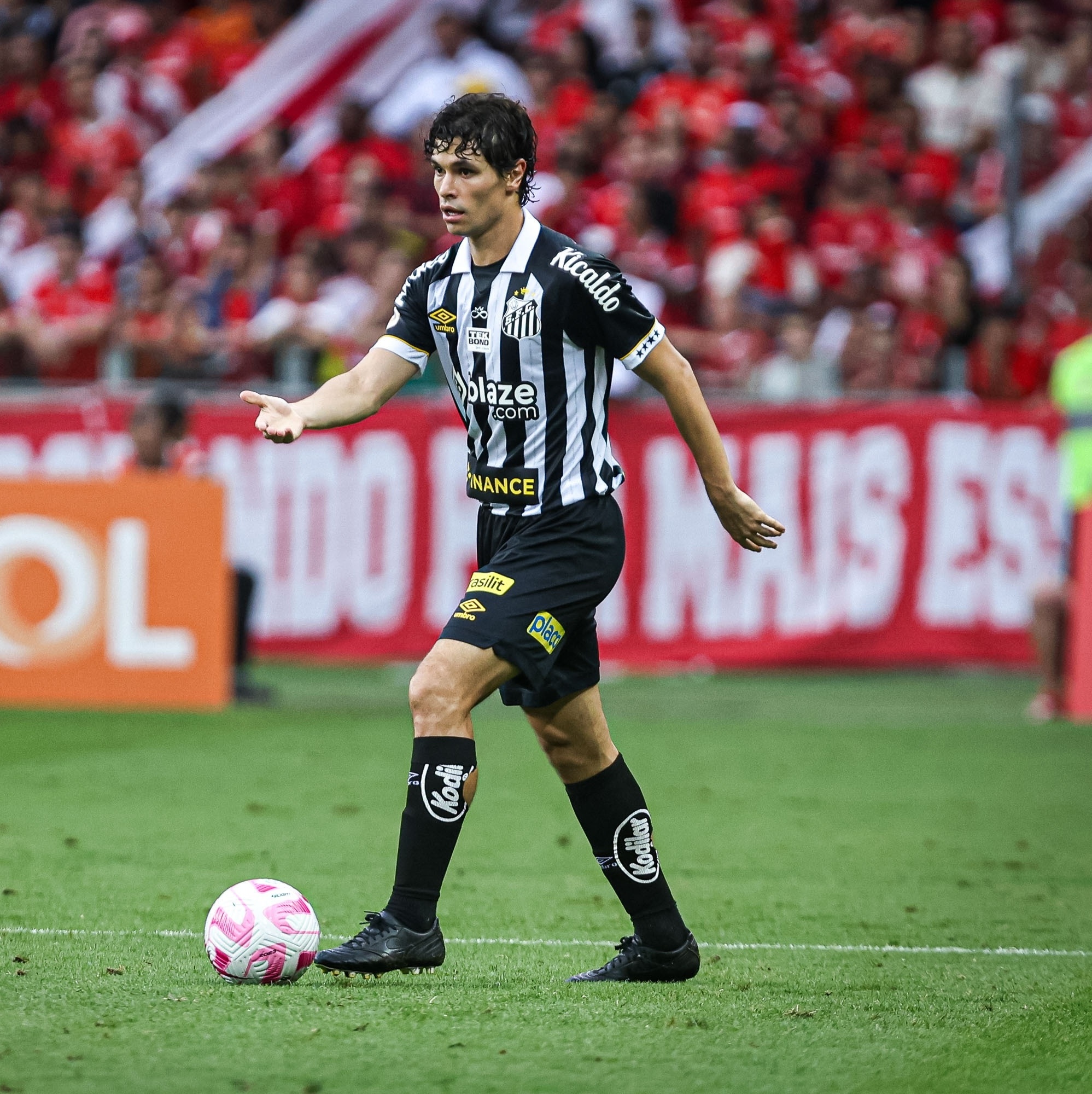 Torcedores do Santos não perdoam dupla após empate: 'Podem ir embora hoje'  - Lance!