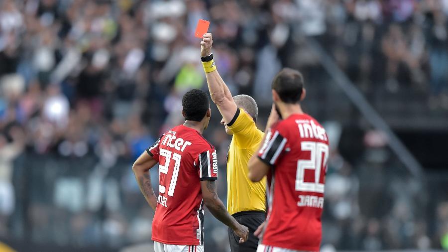 Anderson Daronco apresenta cartÃ£o vermelho para Raniel na partida entre Vasco e SÃ£o Paulo pelo Campeonato Brasileiro - Thiago Ribeiro/AGIF