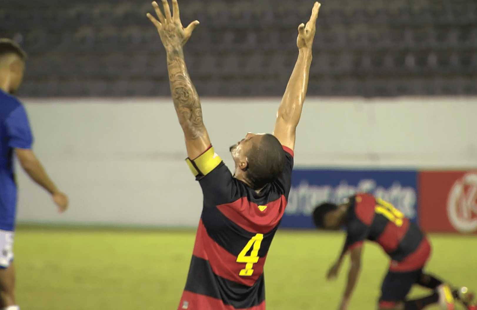 Cruzeiro pressiona até o fim, vence e avança na Copa do Brasil