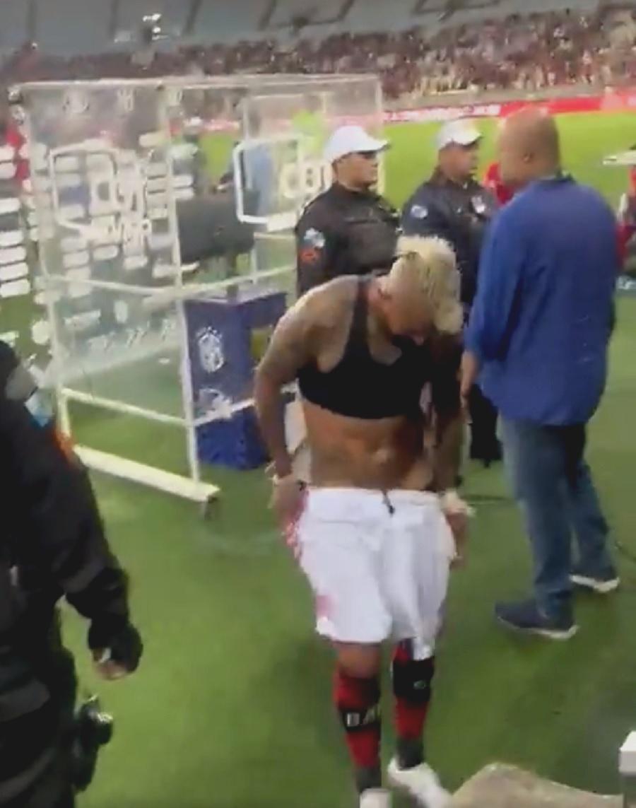 Após perfil com camisa do Flamengo, Vidal viraliza dançando com shrek, Futebol