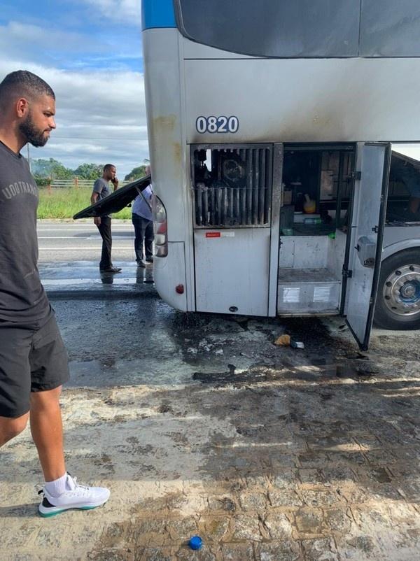 Ônibus com time de futebol pega fogo durante viagem para jogo do Campeonato  Paraibano, Paraíba