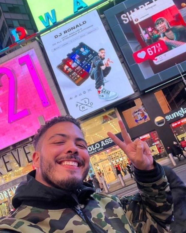 DJ Ronald mostra telão na Times Square com sua imagem