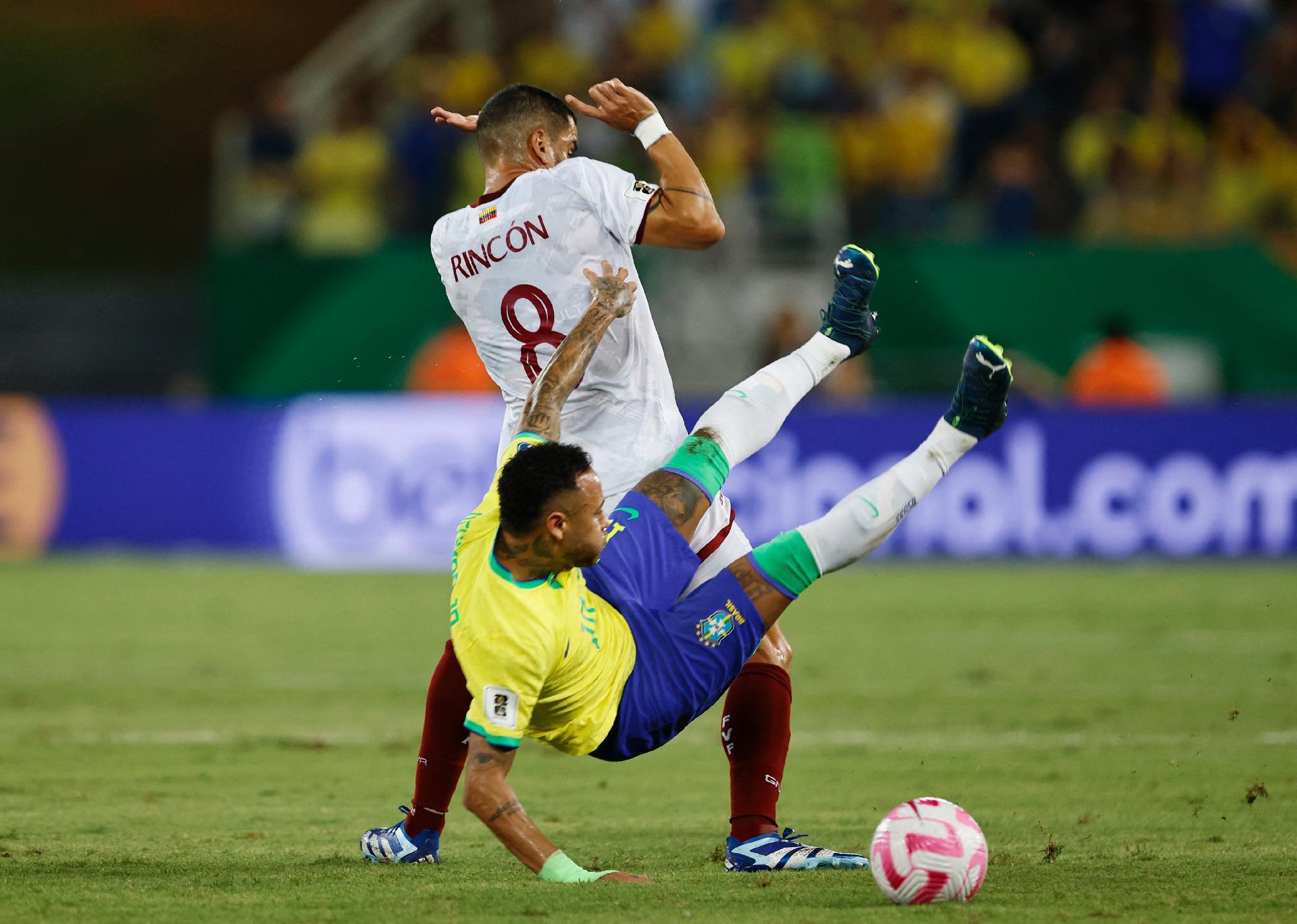 Brasil faz jogo pobre, leva golaço da Venezuela e decepciona com empate