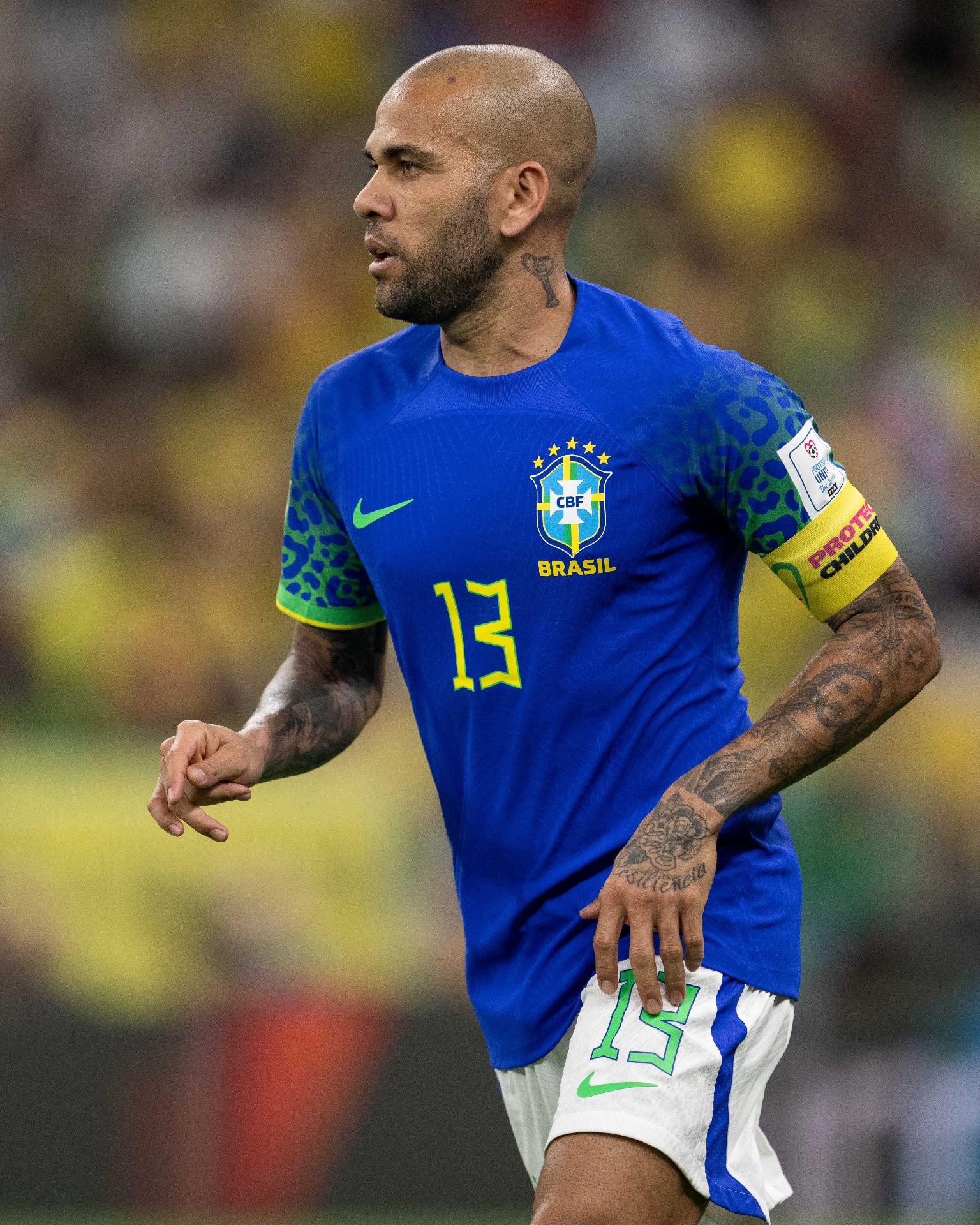 Daniel Alves pode se tornar o brasileiro mais velho a jogar uma Copa -  07/11/2022 - UOL Esporte