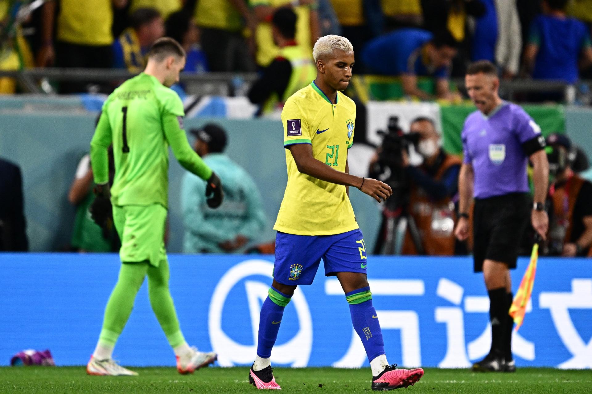 Rodrygo lamenta eliminação do Brasil na Copa do Mundo: Desculpa, Copa do  Mundo
