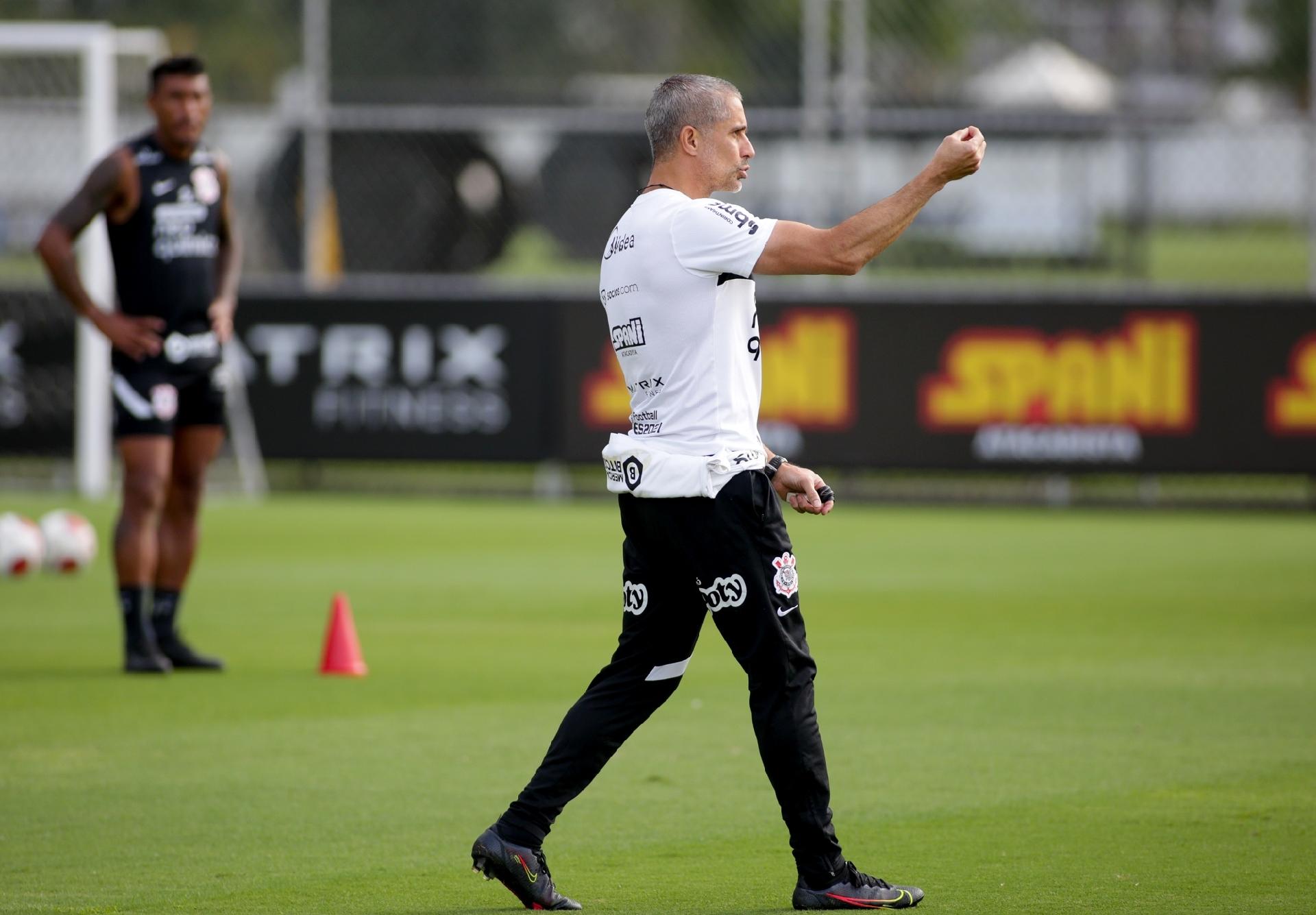 [OPINIÃO] Sylvinho não vai ter vida longa no Corinthians se continuar assim