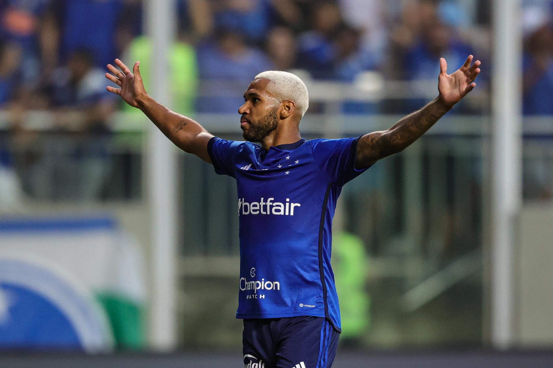 Wesley quebra jejum e dedica gol a jogador que se lesionou no Cruzeiro