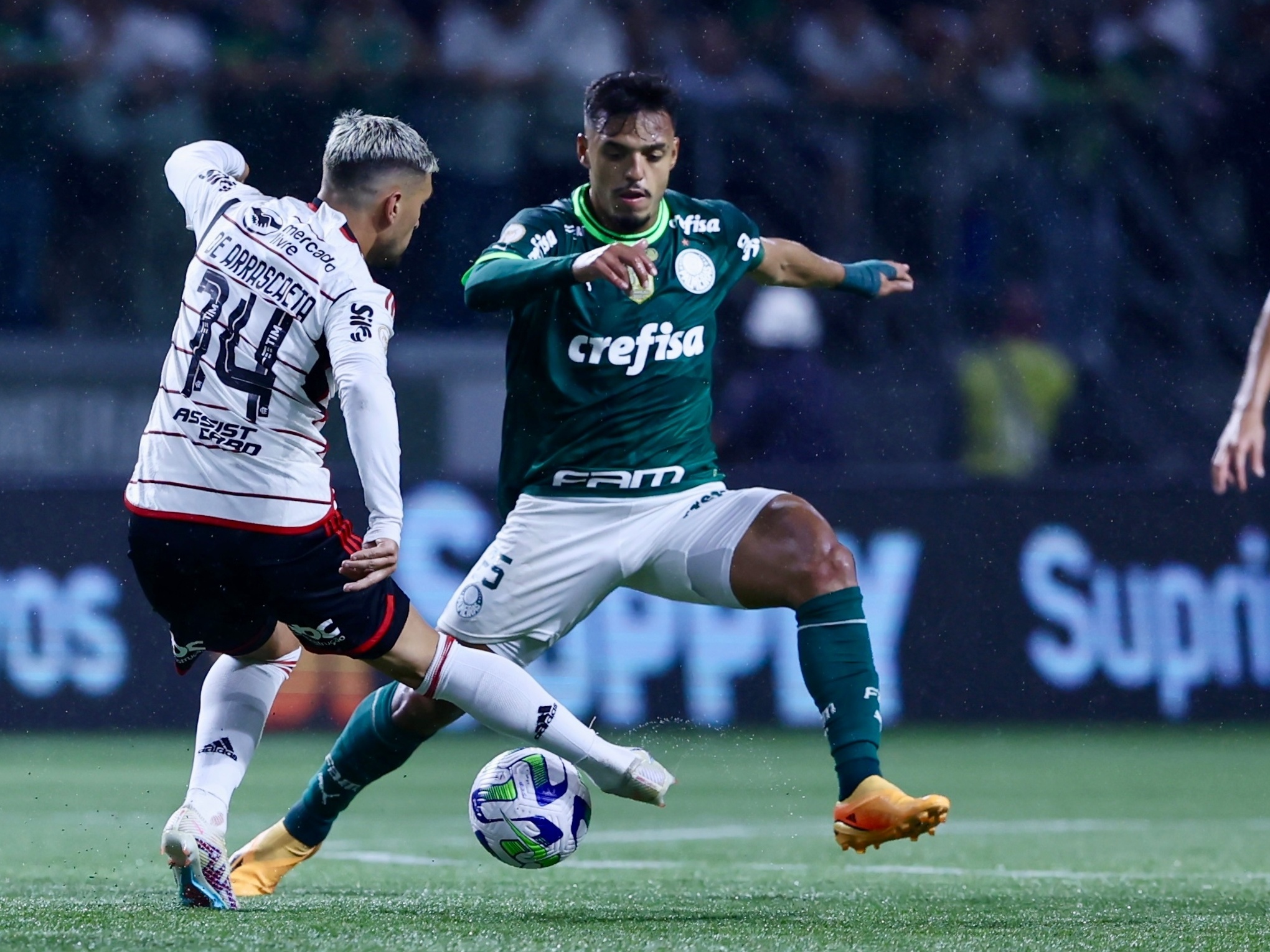 Flamengo 3 x 0 Palmeiras: Fla vence confronto direto e embola briga pelo  título do Brasileirão