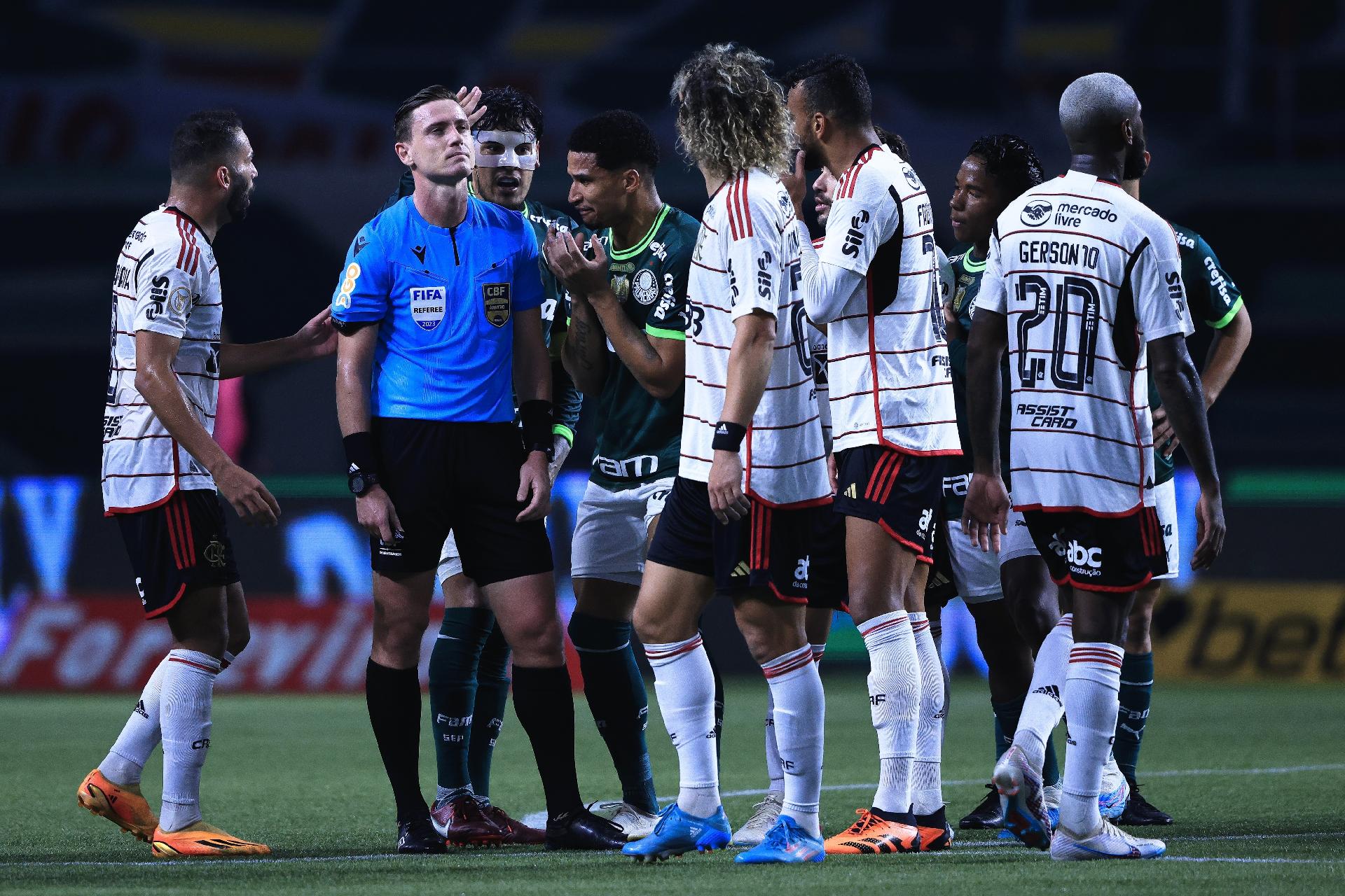 Com polêmicas de arbitragem, Flamengo vence o Santos no último